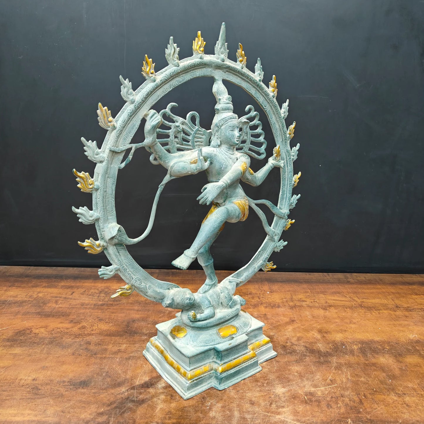 ब्रासोरा® वृंदावन वेणुगोपाल कृष्ण पीतल की प्रतिमा मोर के साथ | एंटीक नीला और सुनहरा रंग | ऊँचाई 20 इंच