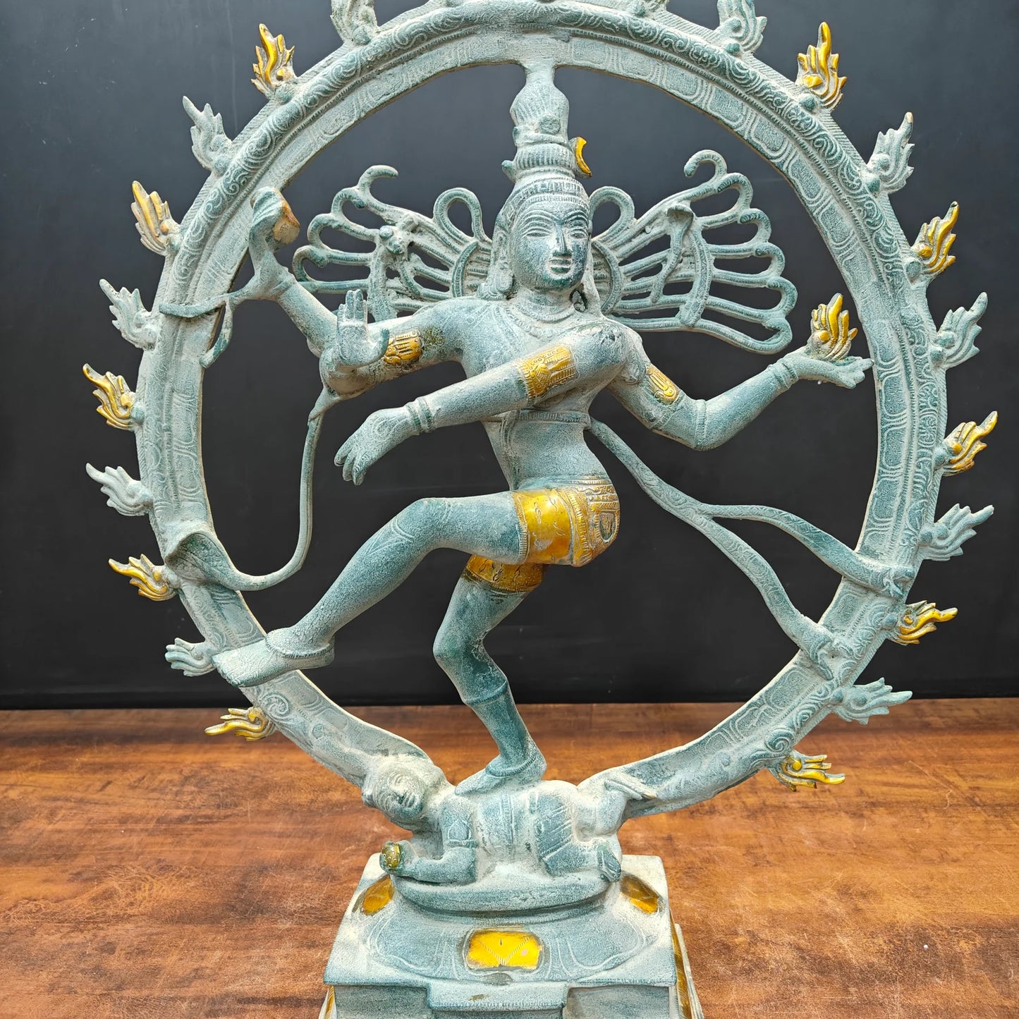ब्रासोरा® वृंदावन वेणुगोपाल कृष्ण पीतल की प्रतिमा मोर के साथ | एंटीक नीला और सुनहरा रंग | ऊँचाई 20 इंच