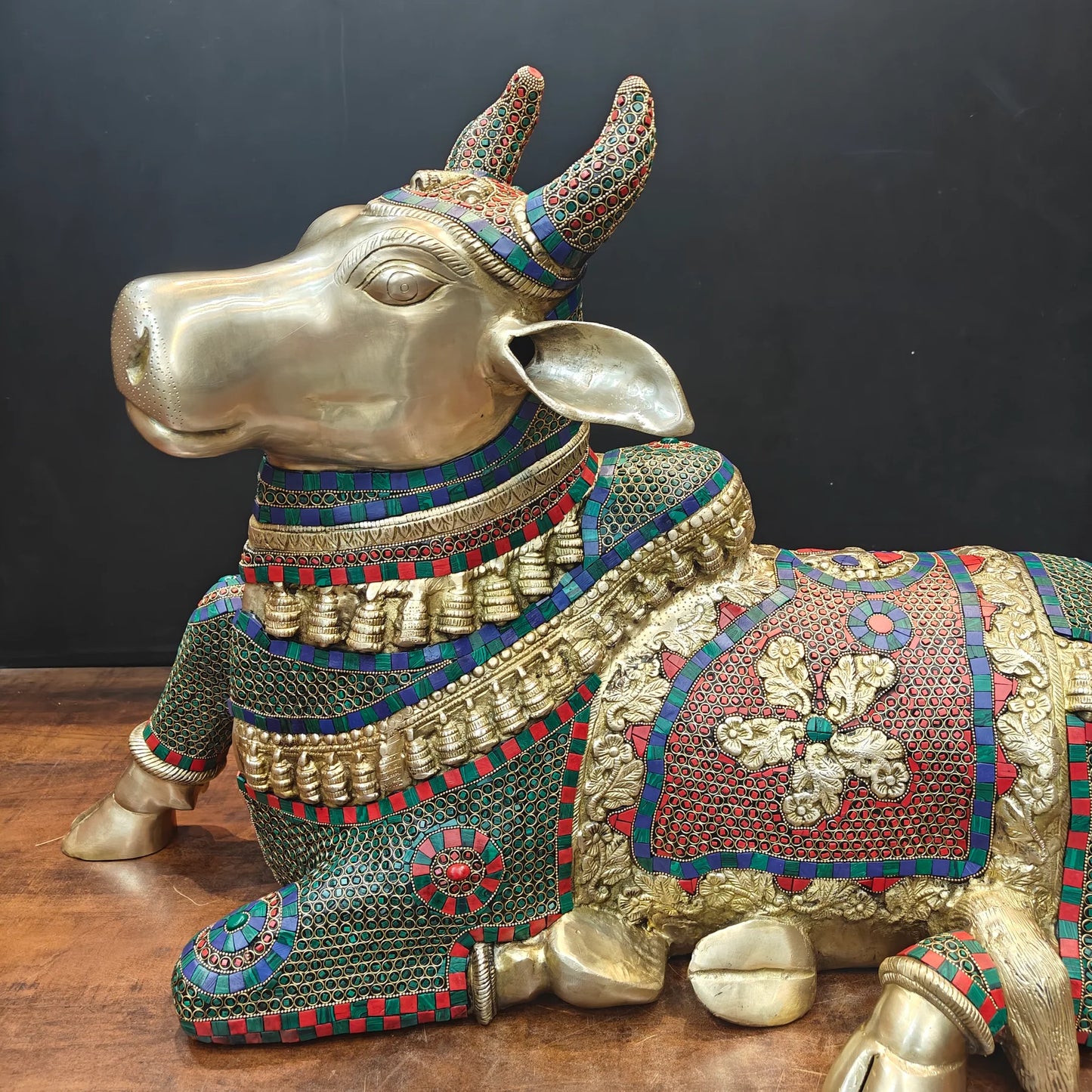 Brassaura® Brass Nandi Bull Idol | Decorative Stone Inlay Sacred Nandi Statue | Lord Shiva's Divine Vehicle for Home Temple, Pooja Room & Spiritual Décor | 22 Inches | 30 Kg