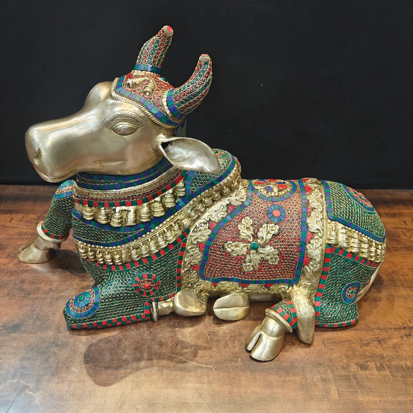 Brassaura® Brass Nandi Bull Idol | Decorative Stone Inlay Sacred Nandi Statue | Lord Shiva's Divine Vehicle for Home Temple, Pooja Room & Spiritual Décor | 22 Inches | 30 Kg