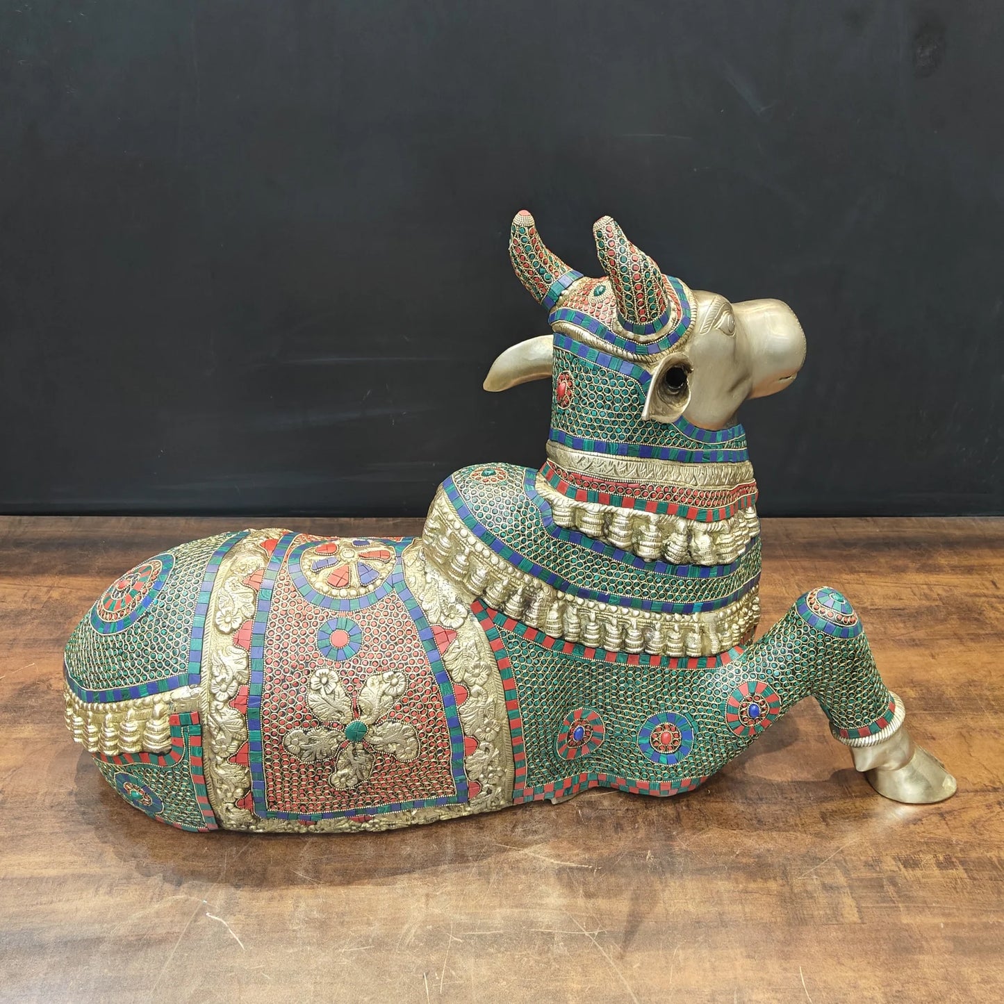 Brassaura® Brass Nandi Bull Idol | Decorative Stone Inlay Sacred Nandi Statue | Lord Shiva's Divine Vehicle for Home Temple, Pooja Room & Spiritual Décor | 22 Inches | 30 Kg