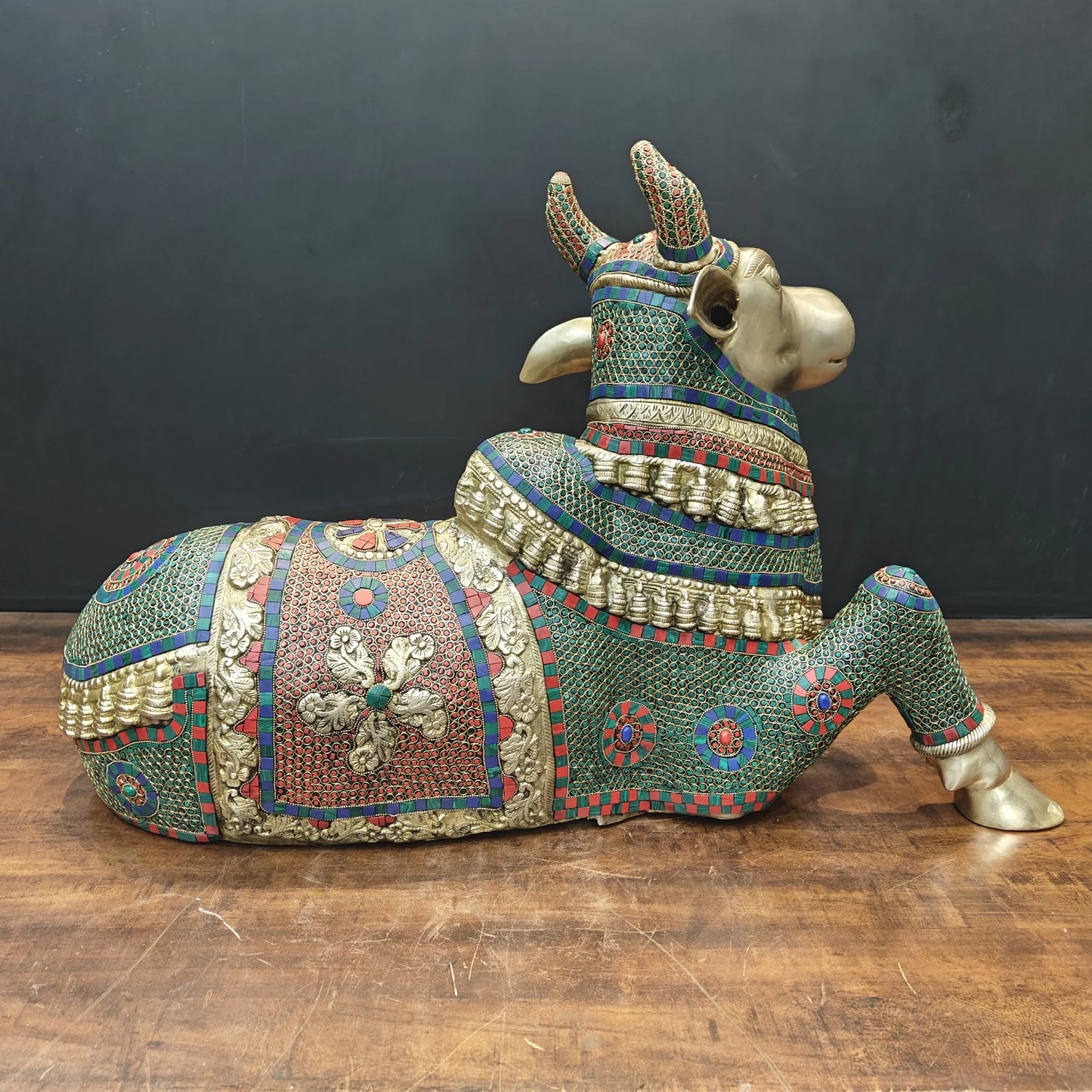 Brassaura® Brass Nandi Bull Idol | Decorative Stone Inlay Sacred Nandi Statue | Lord Shiva's Divine Vehicle for Home Temple, Pooja Room & Spiritual Décor | 22 Inches | 30 Kg