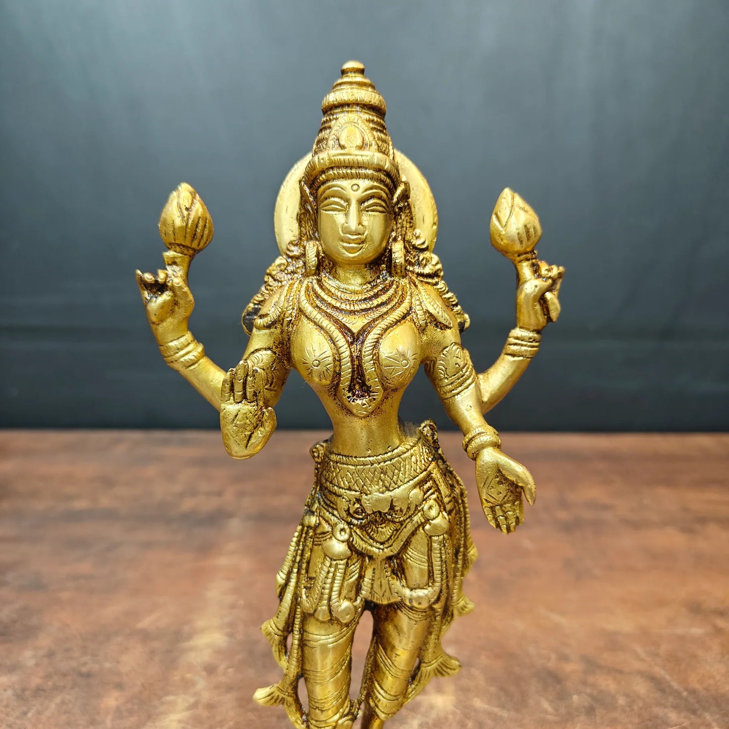 Brassaura® Brass Goddess Lakshmi Statue | Handmade Maa Lakshmi Idol for Wealth, Prosperity & Blessings | Traditional Brass Sculpture for Home Temple & Décor | 10 Inches | 1.8 Kg