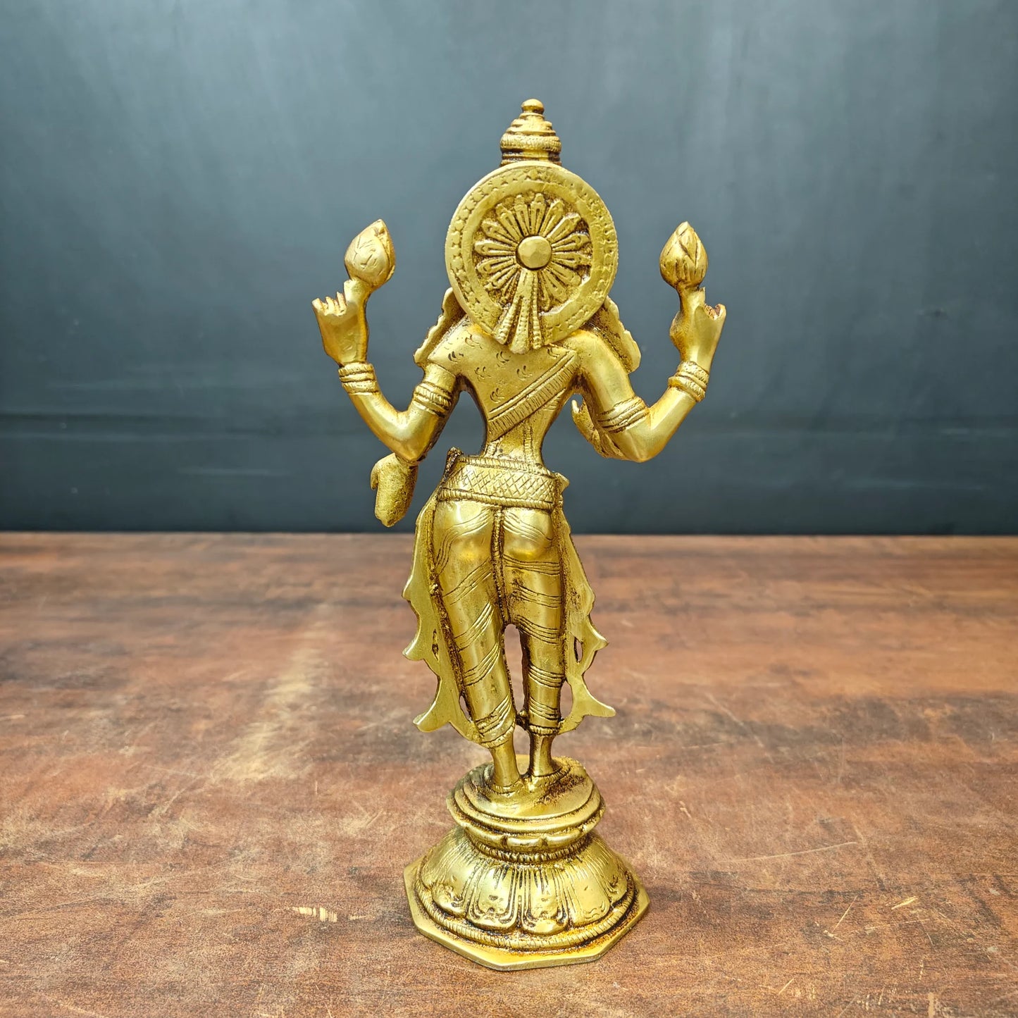 Brassaura® Brass Goddess Lakshmi Statue | Handmade Maa Lakshmi Idol for Wealth, Prosperity & Blessings | Traditional Brass Sculpture for Home Temple & Décor | 10 Inches | 1.8 Kg