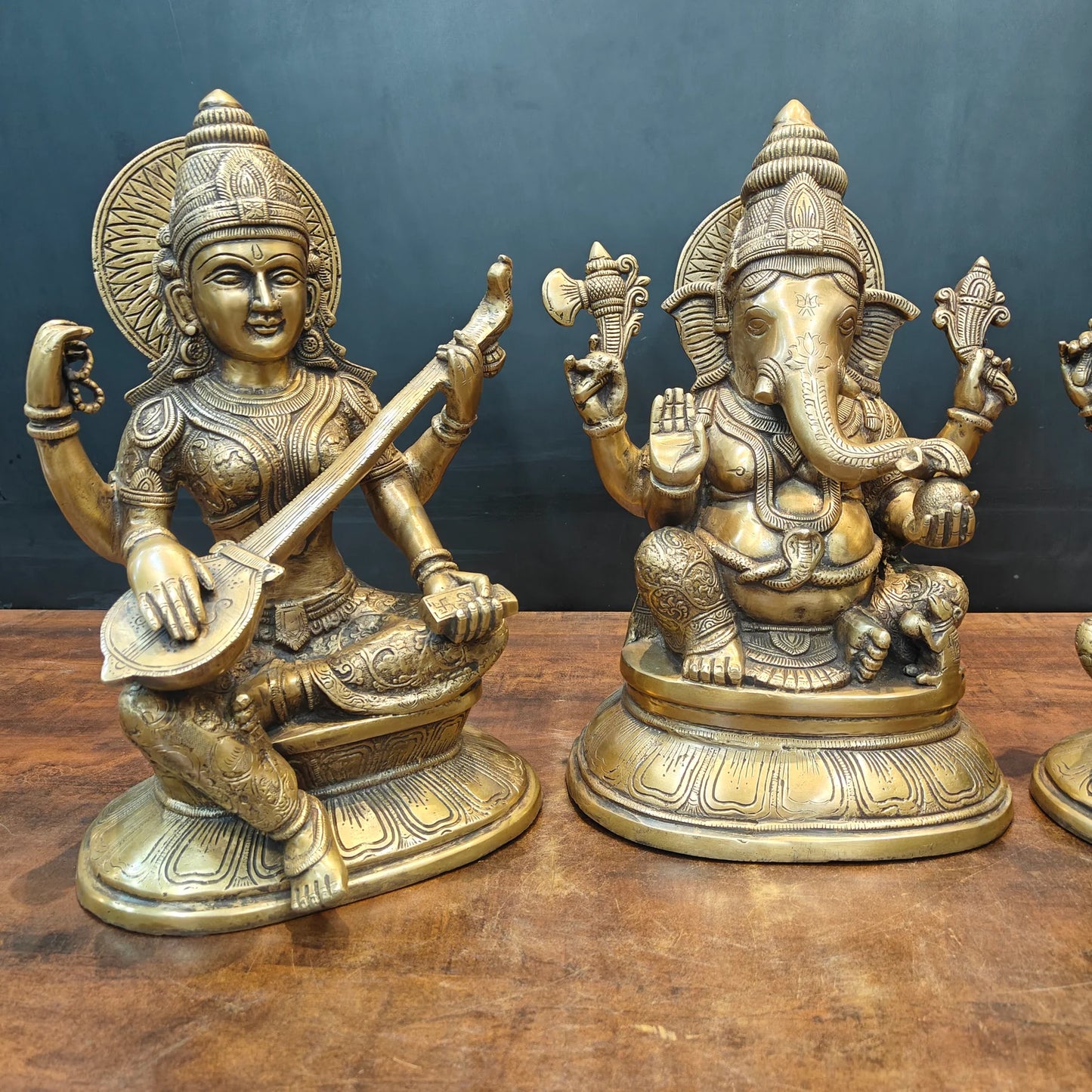 ब्रासोरा® वृंदावन वेणुगोपाल कृष्ण पीतल की प्रतिमा मोर के साथ | एंटीक नीला और सुनहरा रंग | ऊँचाई 20 इंच