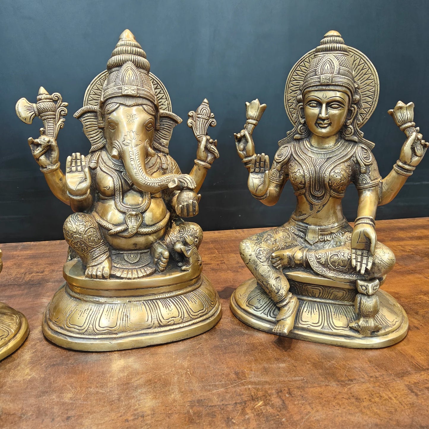 ब्रासोरा® वृंदावन वेणुगोपाल कृष्ण पीतल की प्रतिमा मोर के साथ | एंटीक नीला और सुनहरा रंग | ऊँचाई 20 इंच
