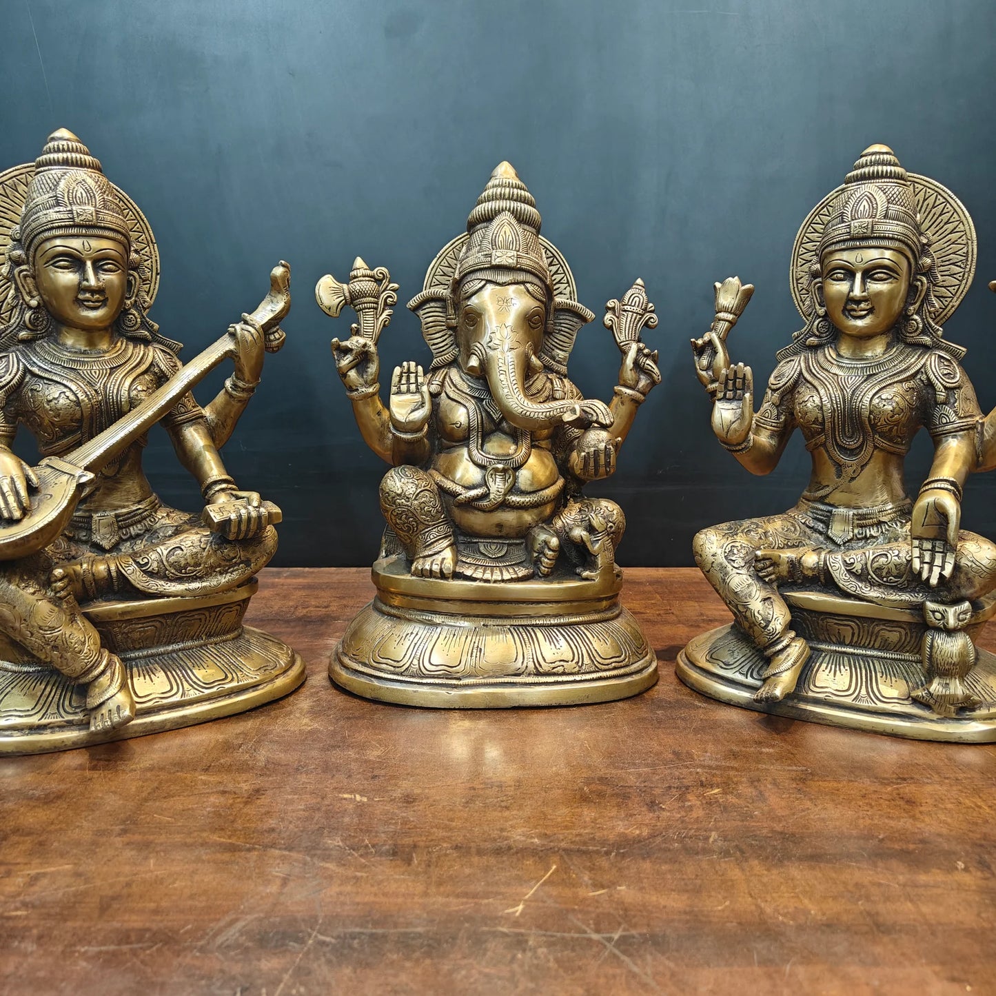 ब्रासोरा® वृंदावन वेणुगोपाल कृष्ण पीतल की प्रतिमा मोर के साथ | एंटीक नीला और सुनहरा रंग | ऊँचाई 20 इंच