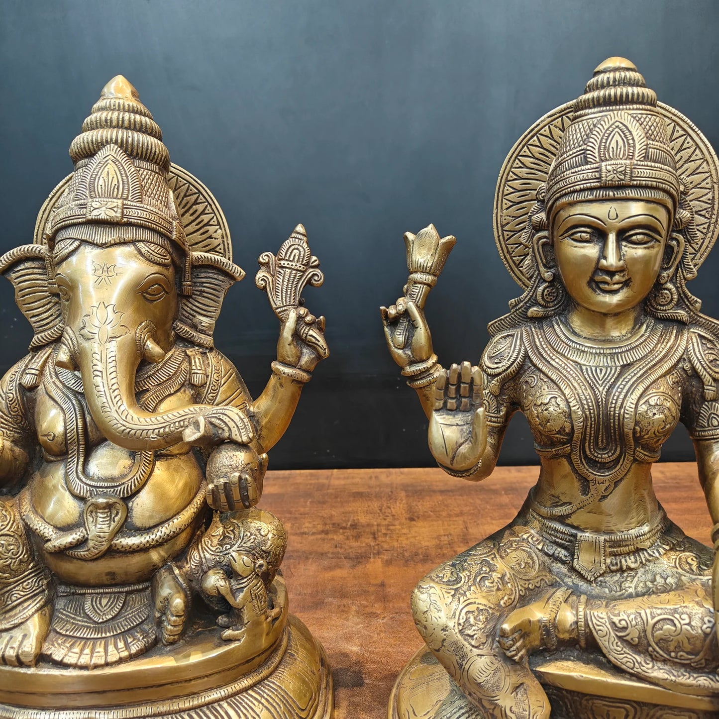 ब्रासोरा® वृंदावन वेणुगोपाल कृष्ण पीतल की प्रतिमा मोर के साथ | एंटीक नीला और सुनहरा रंग | ऊँचाई 20 इंच