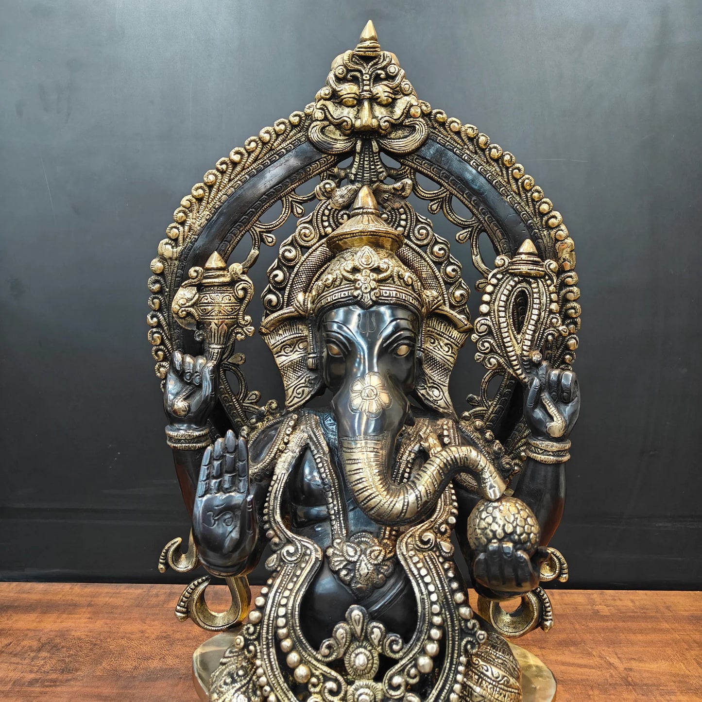 ब्रासोरा® वृंदावन वेणुगोपाल कृष्ण पीतल की प्रतिमा मोर के साथ | एंटीक नीला और सुनहरा रंग | ऊँचाई 20 इंच