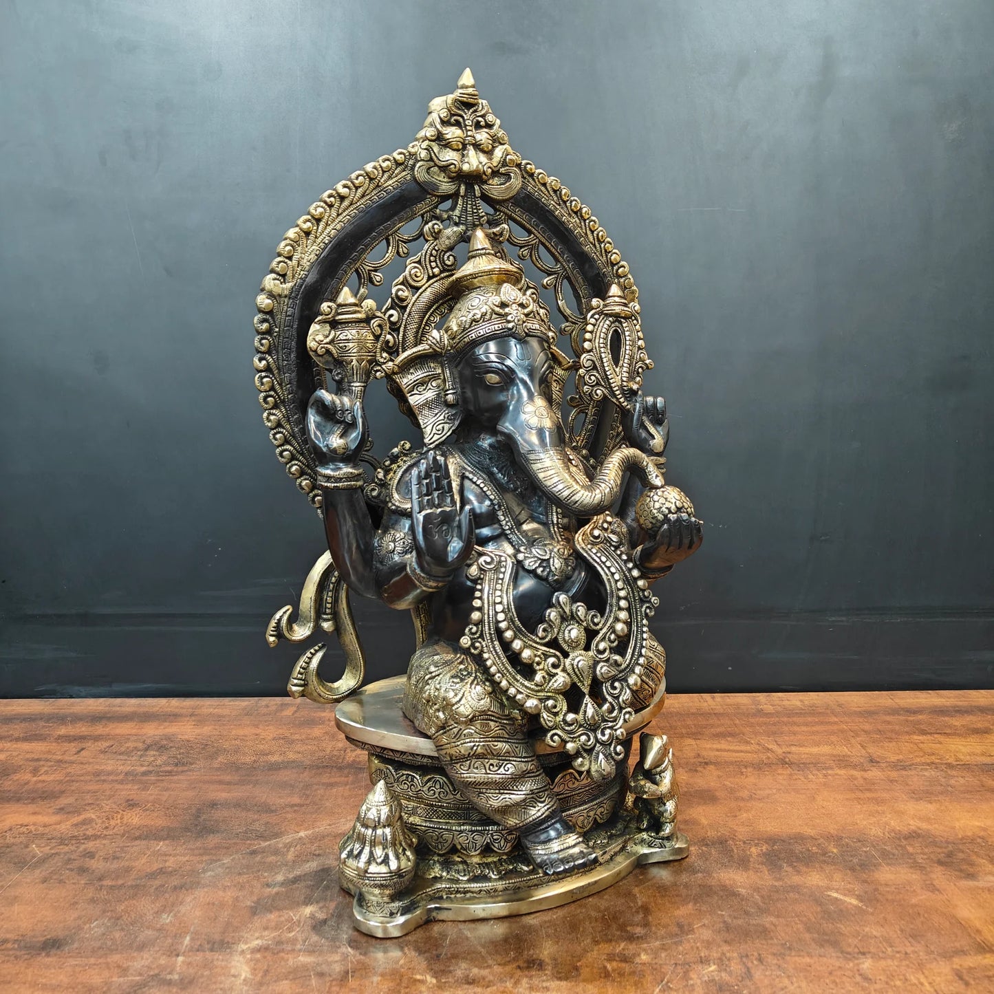 ब्रासोरा® वृंदावन वेणुगोपाल कृष्ण पीतल की प्रतिमा मोर के साथ | एंटीक नीला और सुनहरा रंग | ऊँचाई 20 इंच