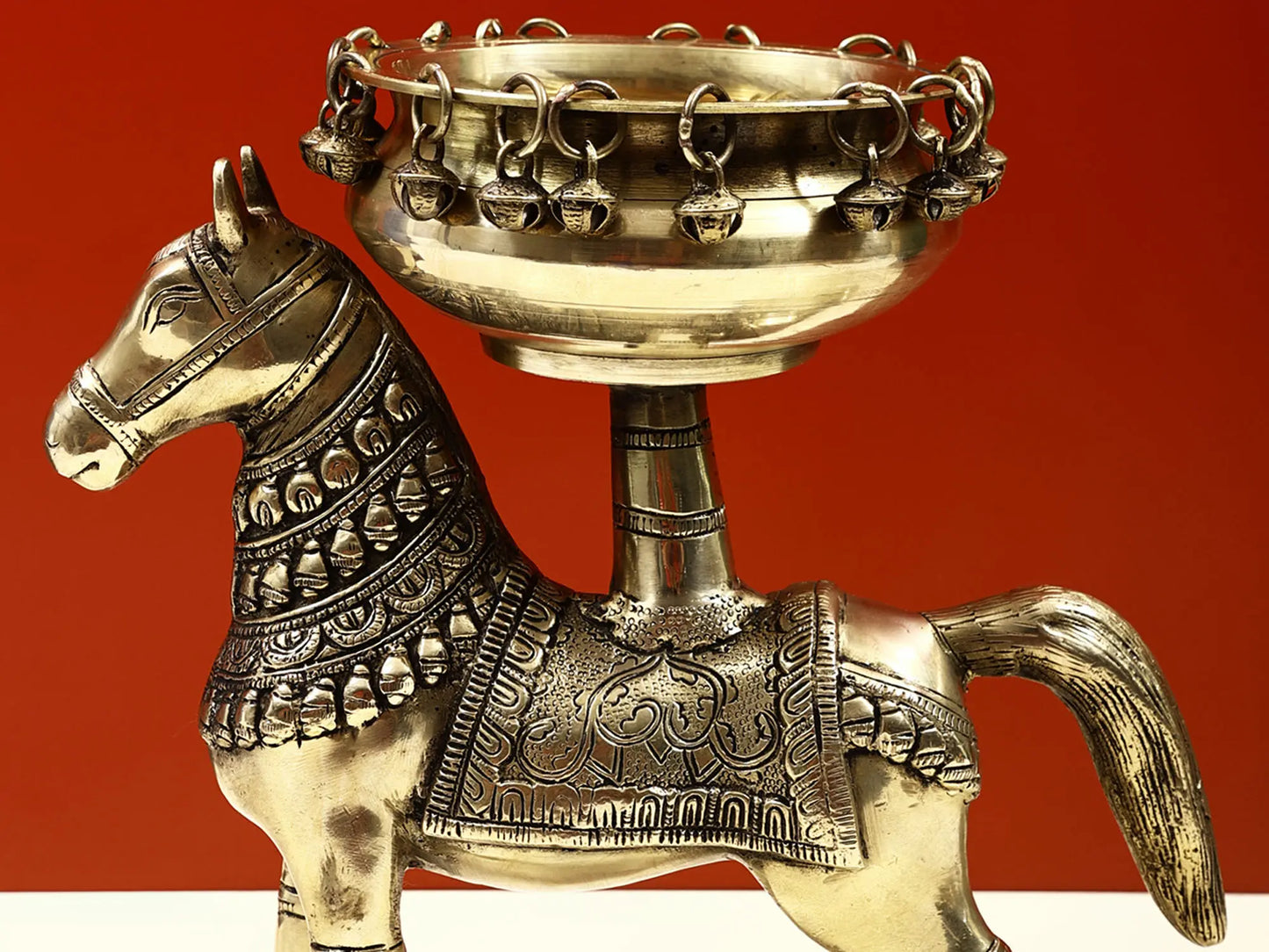 ब्रासोरा® रॉयल हॉर्स ब्रास अर्ली हैंगिंग बेल्स के साथ | शुद्ध पीतल | ऊंचाई 12 इंच और वजन 5.12 किलोग्राम