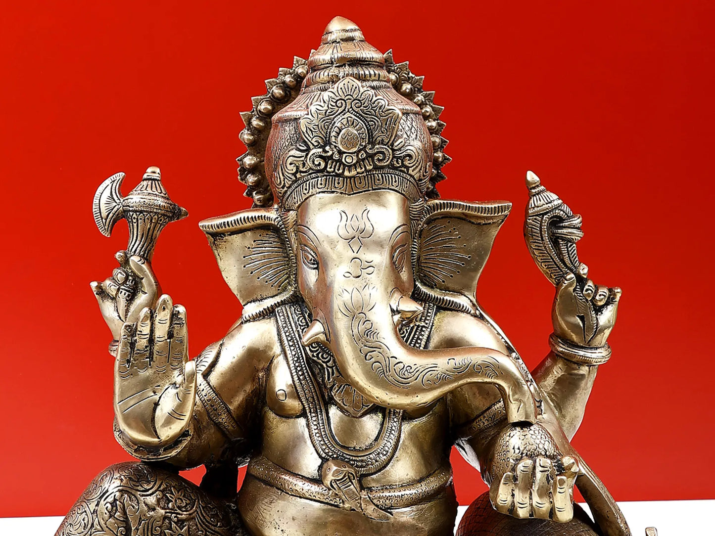 ब्रासौर्रा™ चौकी पर लेटे भगवान गणेश | शुद्ध पीतल की बैठी हुई मूर्ति | ऊंचाई 16 इंच