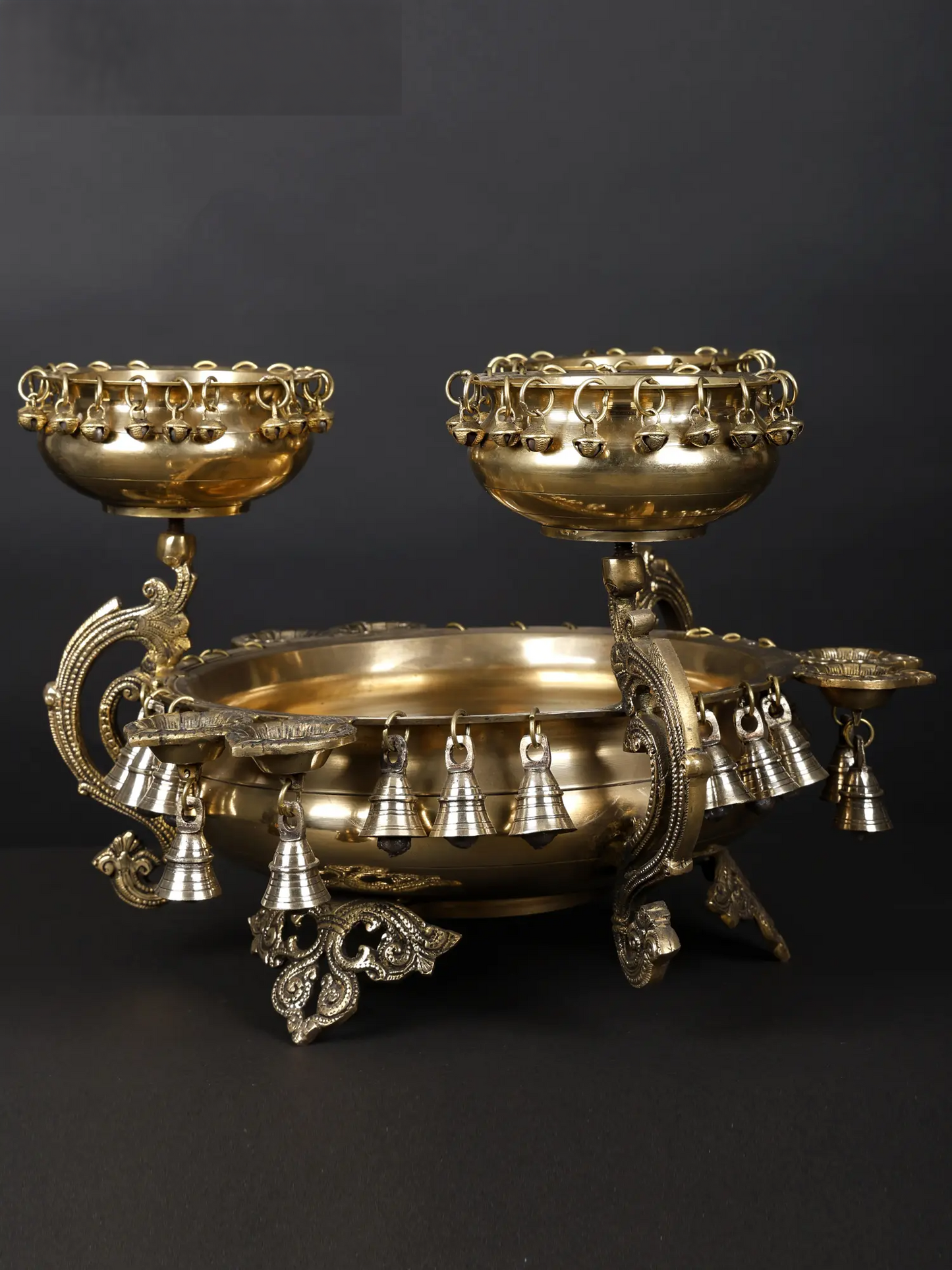 ब्रासौर® फोर इन वन डिज़ाइनर ब्रास उर्ली, घंटियों और दीयों के साथ | शुद्ध पीतल | ऊंचाई 12.6 इंच और वज़न 15.75 किलोग्राम