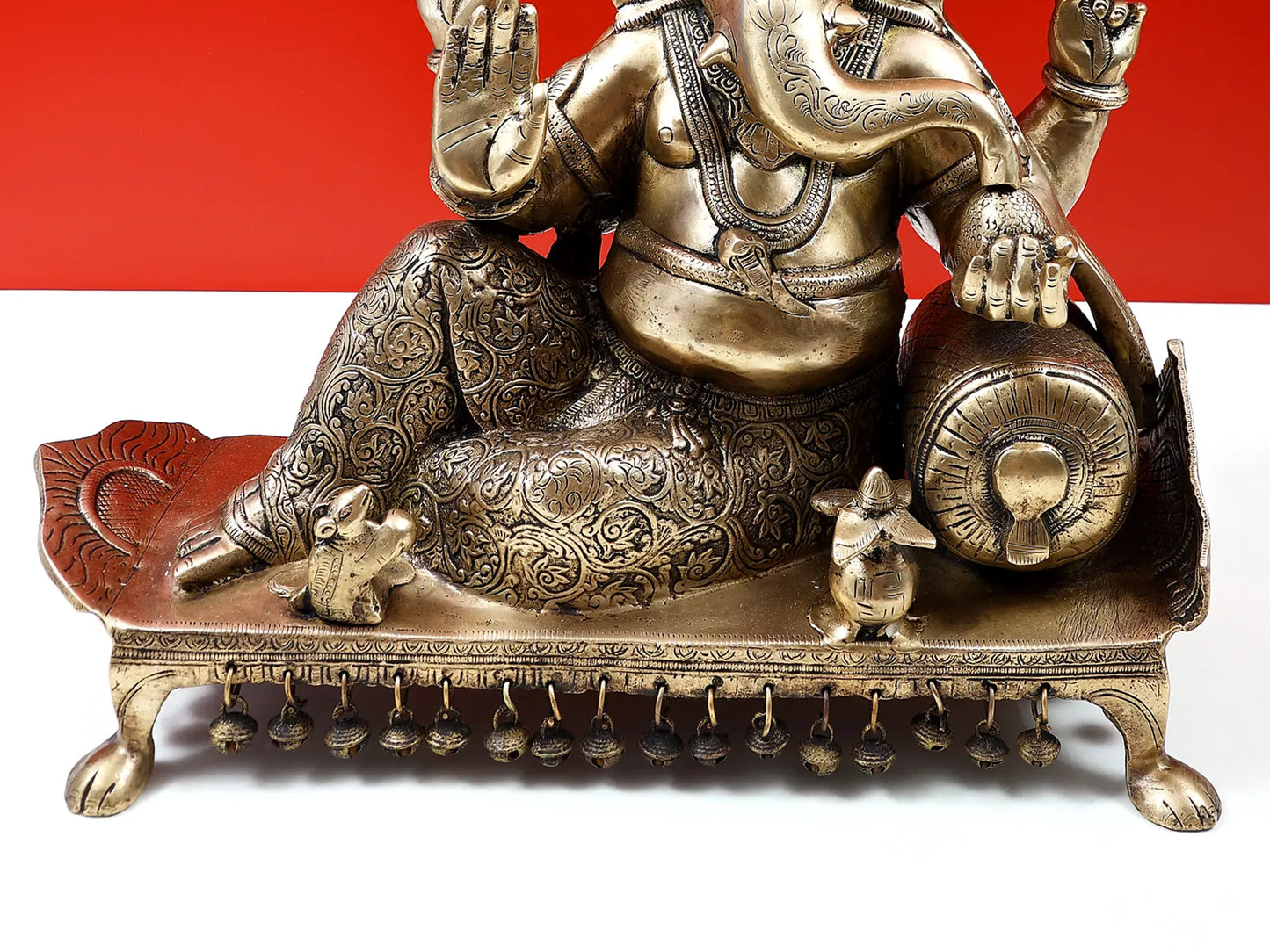 ब्रासौर्रा™ चौकी पर लेटे भगवान गणेश | शुद्ध पीतल की बैठी हुई मूर्ति | ऊंचाई 16 इंच