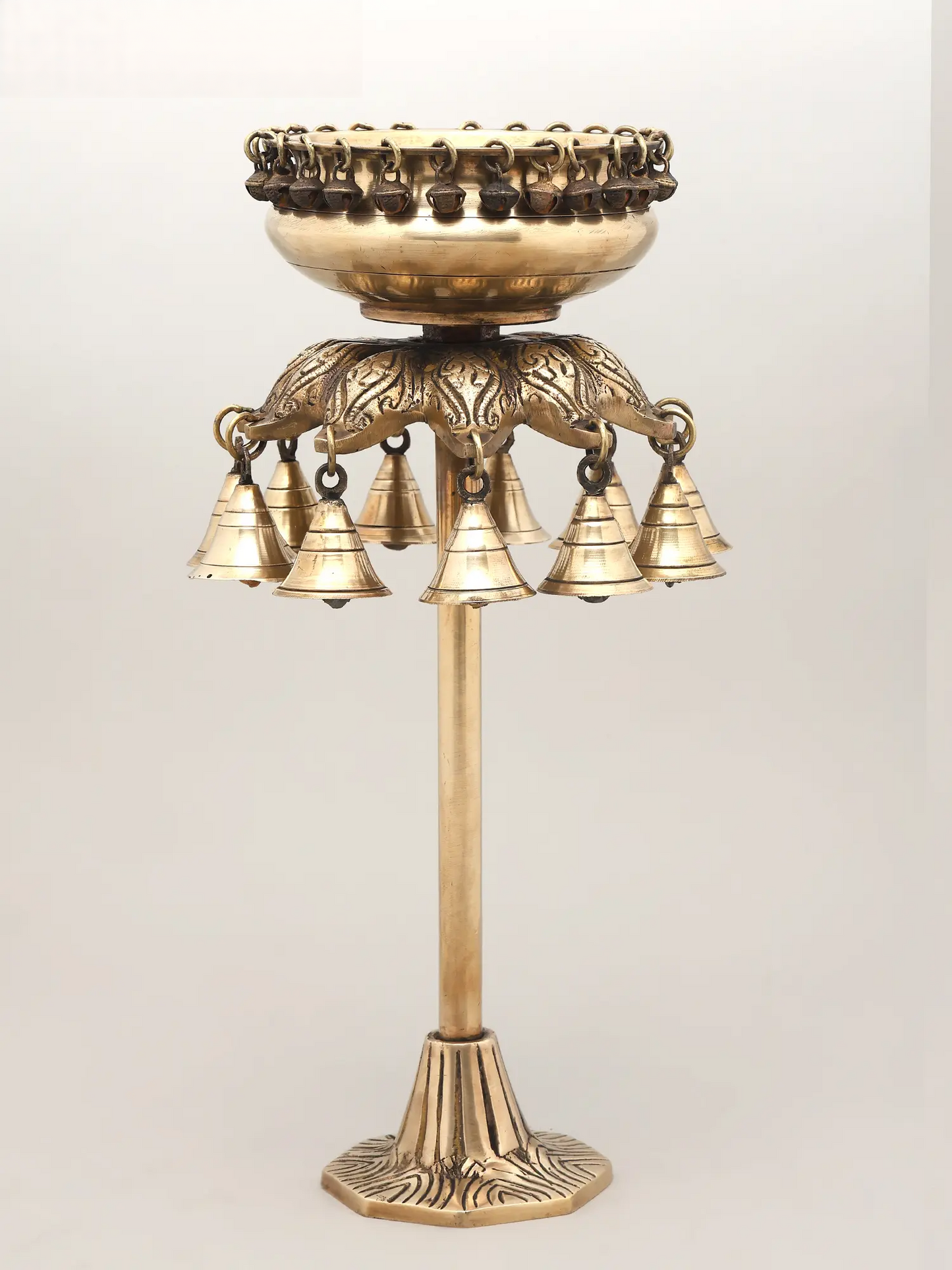 ब्रासौड़ा® ब्रास उर्ली बाउल हैंगिंग बेल्स स्टैंड के साथ | शुद्ध पीतल | ऊंचाई 16 इंच और वज़न 4.03 किलोग्राम