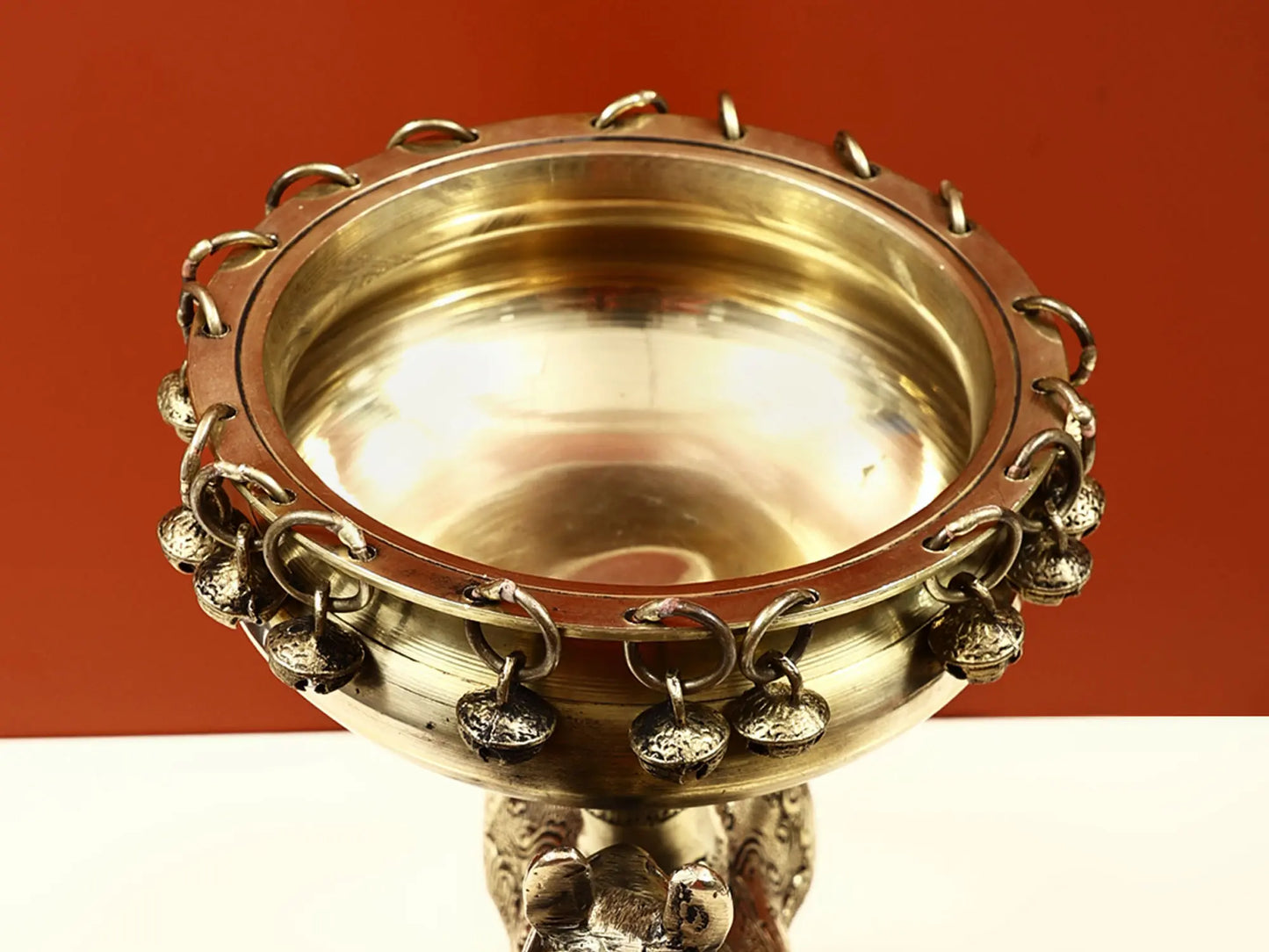 ब्रासोरा® रॉयल हॉर्स ब्रास अर्ली हैंगिंग बेल्स के साथ | शुद्ध पीतल | ऊंचाई 12 इंच और वजन 5.12 किलोग्राम