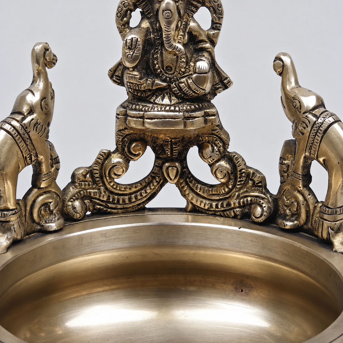 Brassaura® Ganesha Urli with Elephant Backrest and Antique Finish | Pure Superfine Brass Handcrafted Murti | Brass Statue for Home Temple, Pooja Room | Height 7.5 Inches | Weight 1.66 Kgs
