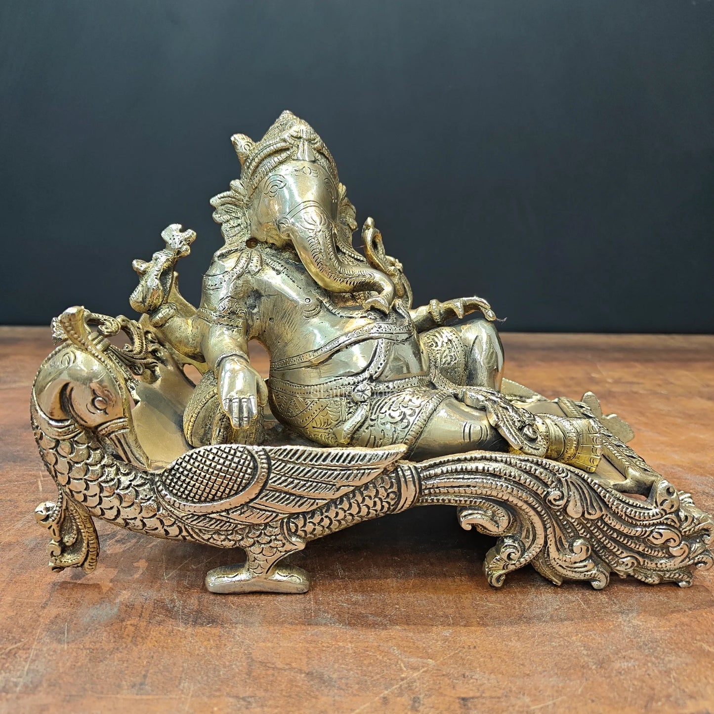 Brassaura® Reclining Ganesha Brass Idol on Peacock Chaise | Premium Solid Brass Lord Ganesha Statue | Handcrafted Antique Finish | Ganpati Murti for Home Temple, Living Room & Spiritual Décor | Height 7 Inches | 4.7 Kg