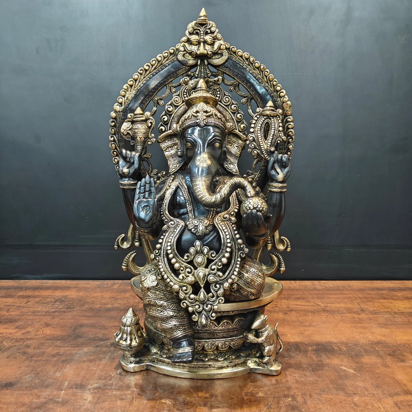 ब्रासोरा® वृंदावन वेणुगोपाल कृष्ण पीतल की प्रतिमा मोर के साथ | एंटीक नीला और सुनहरा रंग | ऊँचाई 20 इंच