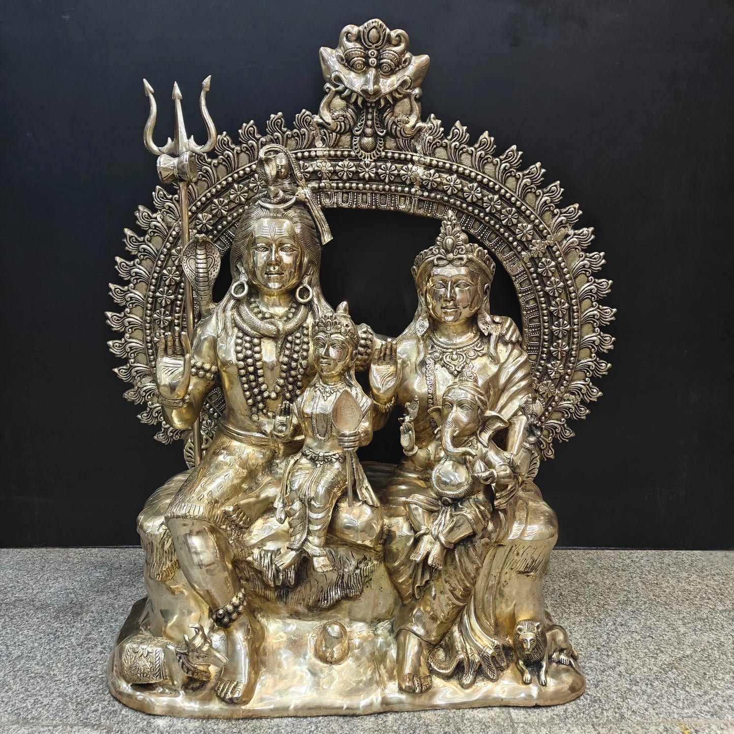 ब्रासोरा® वृंदावन वेणुगोपाल कृष्ण पीतल की प्रतिमा मोर के साथ | एंटीक नीला और सुनहरा रंग | ऊँचाई 20 इंच
