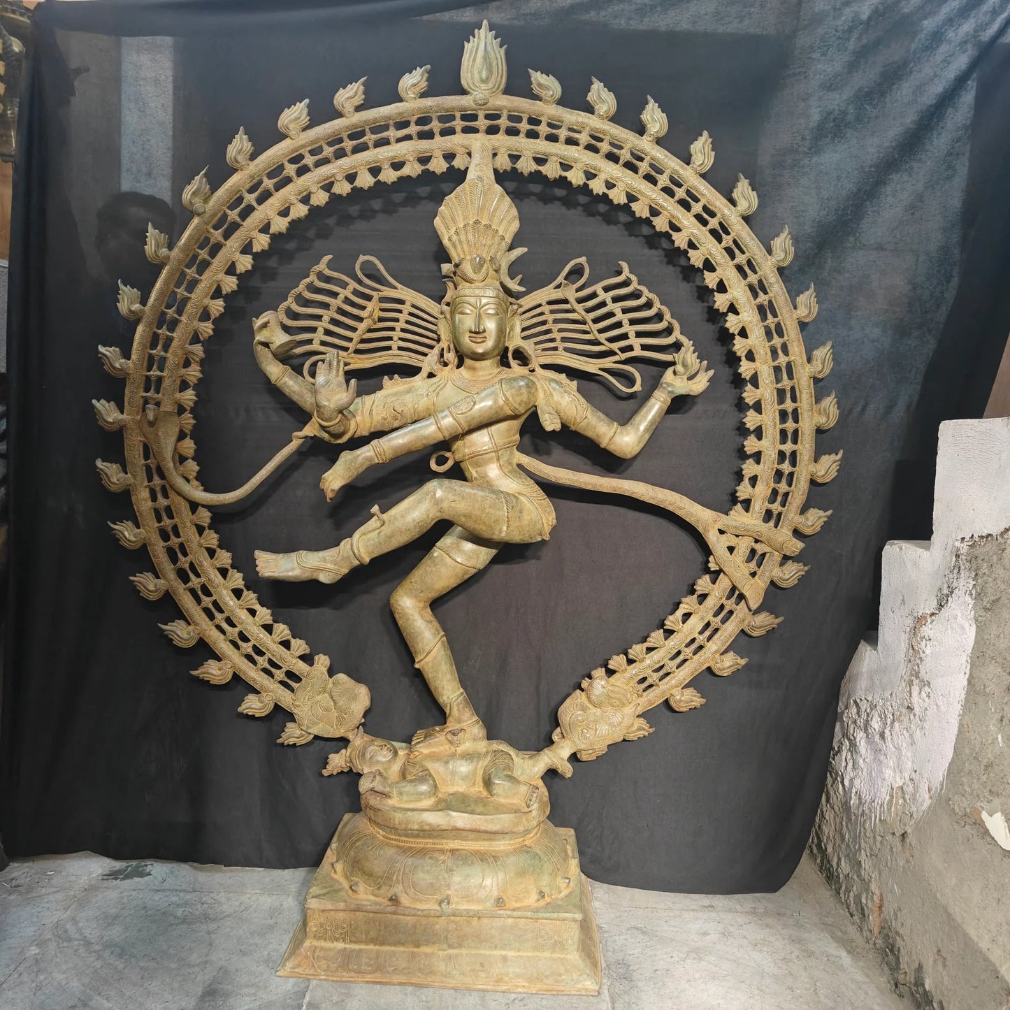 ब्रासोरा® वृंदावन वेणुगोपाल कृष्ण पीतल की प्रतिमा मोर के साथ | एंटीक नीला और सुनहरा रंग | ऊँचाई 20 इंच