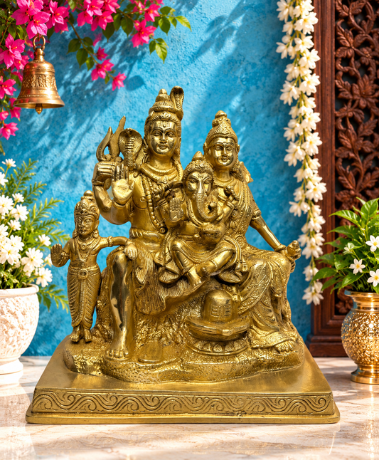 पीतल की सुनहरी शिव परिवार मूर्ति घर और सजावट के लिए, ऊंचाई 25 सेमी, वज़न 5.400 किग्रा