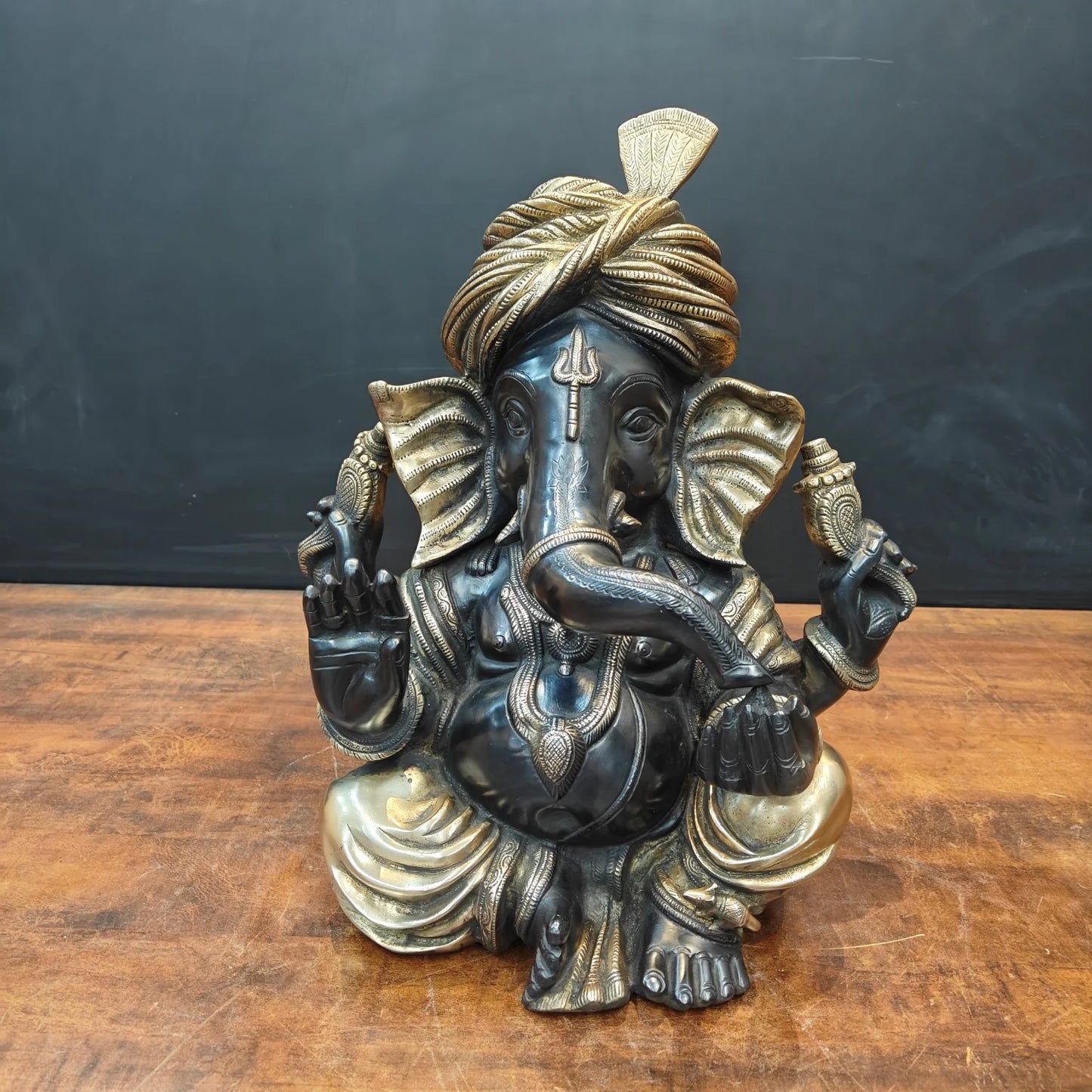 ब्रासोरा® वृंदावन वेणुगोपाल कृष्ण पीतल की प्रतिमा मोर के साथ | एंटीक नीला और सुनहरा रंग | ऊँचाई 20 इंच