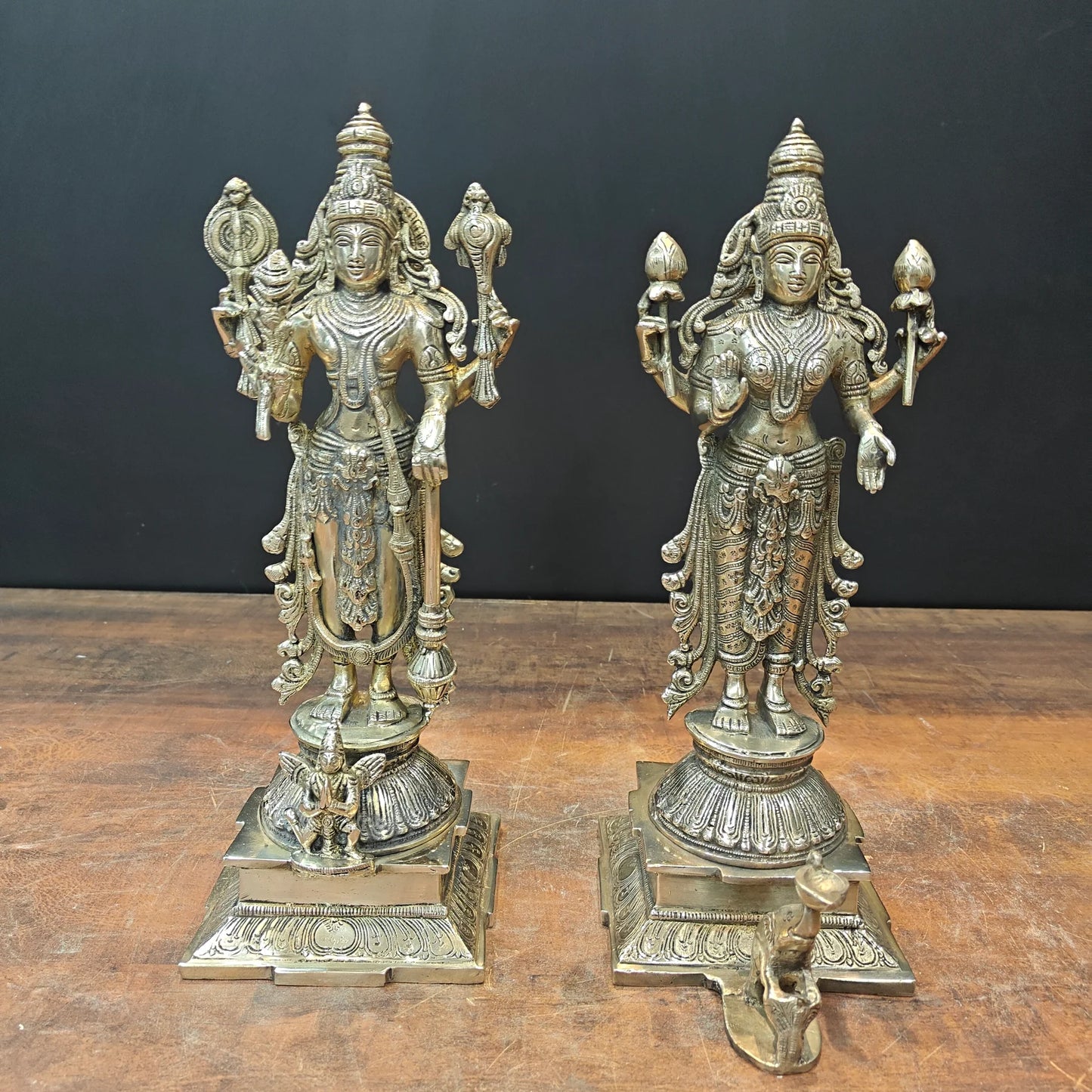 ब्रासोरा® वृंदावन वेणुगोपाल कृष्ण पीतल की प्रतिमा मोर के साथ | एंटीक नीला और सुनहरा रंग | ऊँचाई 20 इंच