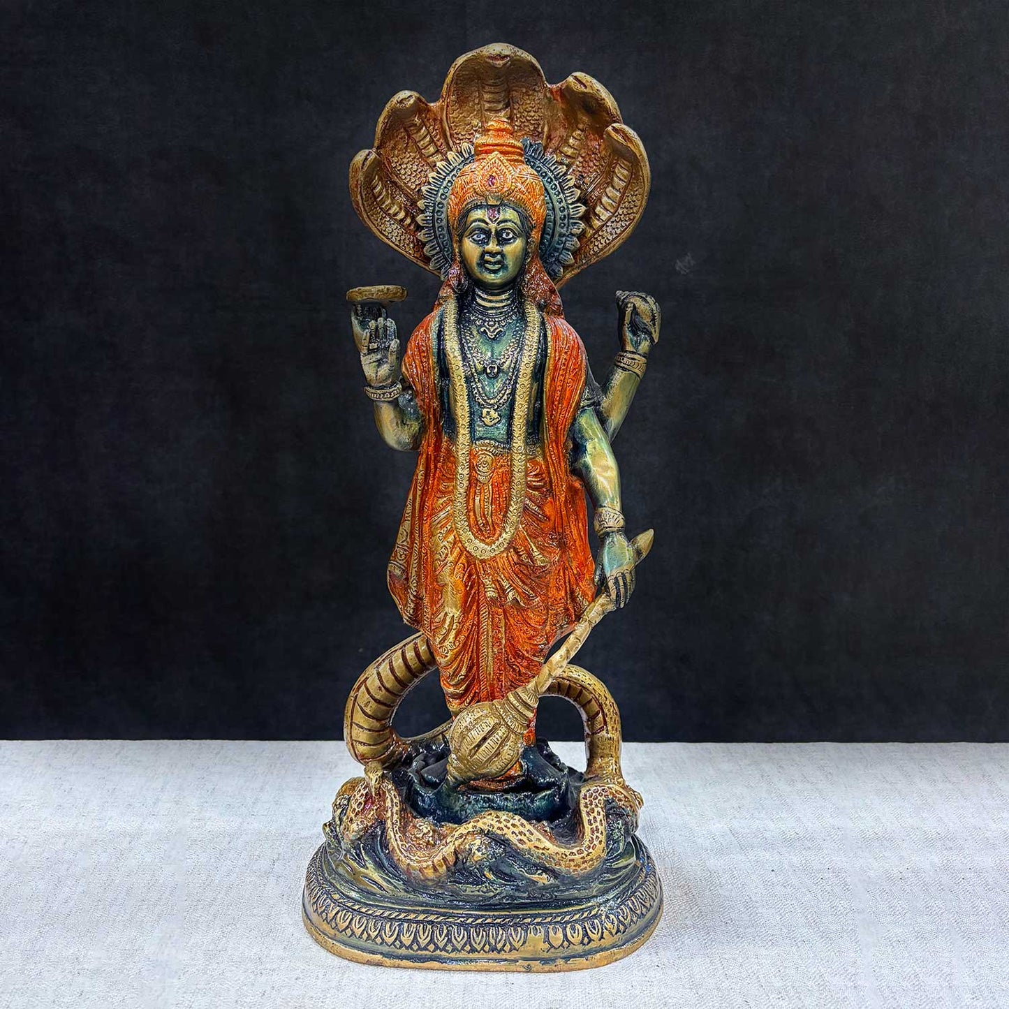 ब्रासोरा® वृंदावन वेणुगोपाल कृष्ण पीतल की प्रतिमा मोर के साथ | एंटीक नीला और सुनहरा रंग | ऊँचाई 20 इंच