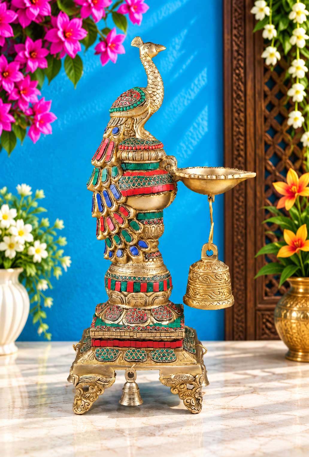 ब्रसौर® मयूर पीतल दीया लैंप लटकती घंटी और जड़ाई के काम के साथ | शुद्ध पीतल | ऊंचाई 19 इंच और वज़न 7.70 किलोग्राम