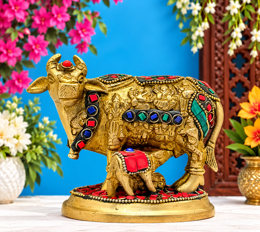 Brassaura™ ब्रास जेम स्टोन वर्क कामधेनु गाय और बछड़े की मूर्ति – ऊँचाई 4 इंच और वज़न 1 किलोग्राम | ध्यान और पूजा स्थान के लिए उपयुक्त