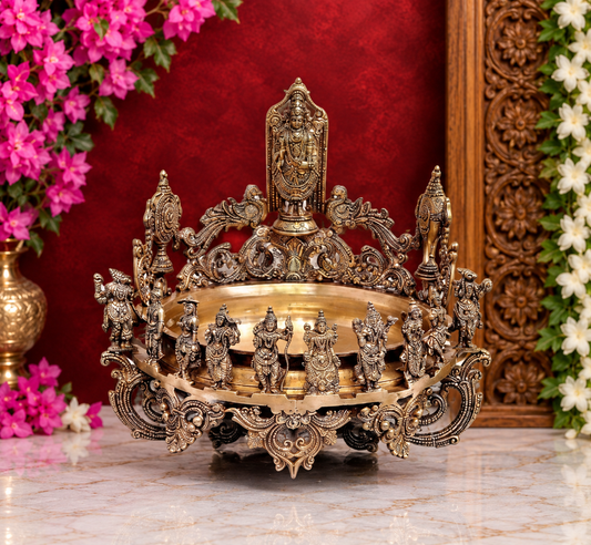 यह भगवान तिरुपति बालाजी और भगवान विष्णु के 10 अवतारों के साथ एक बड़ी पारंपरिक उर्ली है। सामग्री: बेहतरीन पीतल, ऊँचाई 16.5 इंच, चौड़ाई 17 इंच, गहराई 17 इंच, वज़न 15 किलोग्राम।