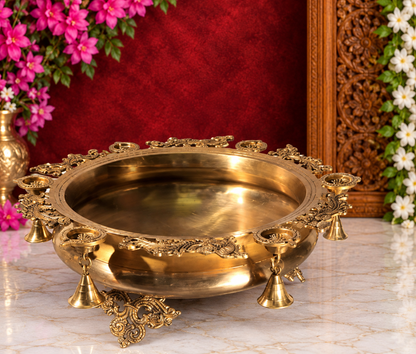 Brassaura™ मैग्निफिसेंट पीकॉक ब्रास उर्ली – 16 किलो, 7.5 इंच ऊँचाई – घर की सजावट के लिए 6 दीयों और घंटियों के साथ सजावटी उर्ली