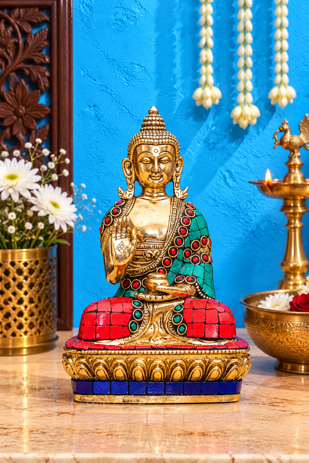 पीतल की बुद्ध प्रतिमा, रत्न जड़ित, वज़न 0.95 किलो और ऊँचाई 6.25 इंच