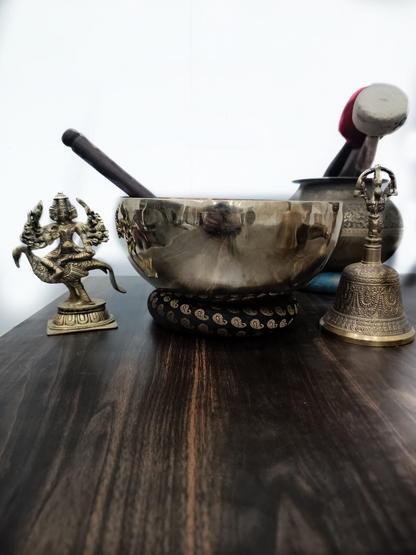 Brassaura® Handcrafted 7 Chakra Singing Bowl Set | Tuned C, D, E, F, G, A & B Notes | Himalayan Sound Healing Bowls for Meditation & Yoga