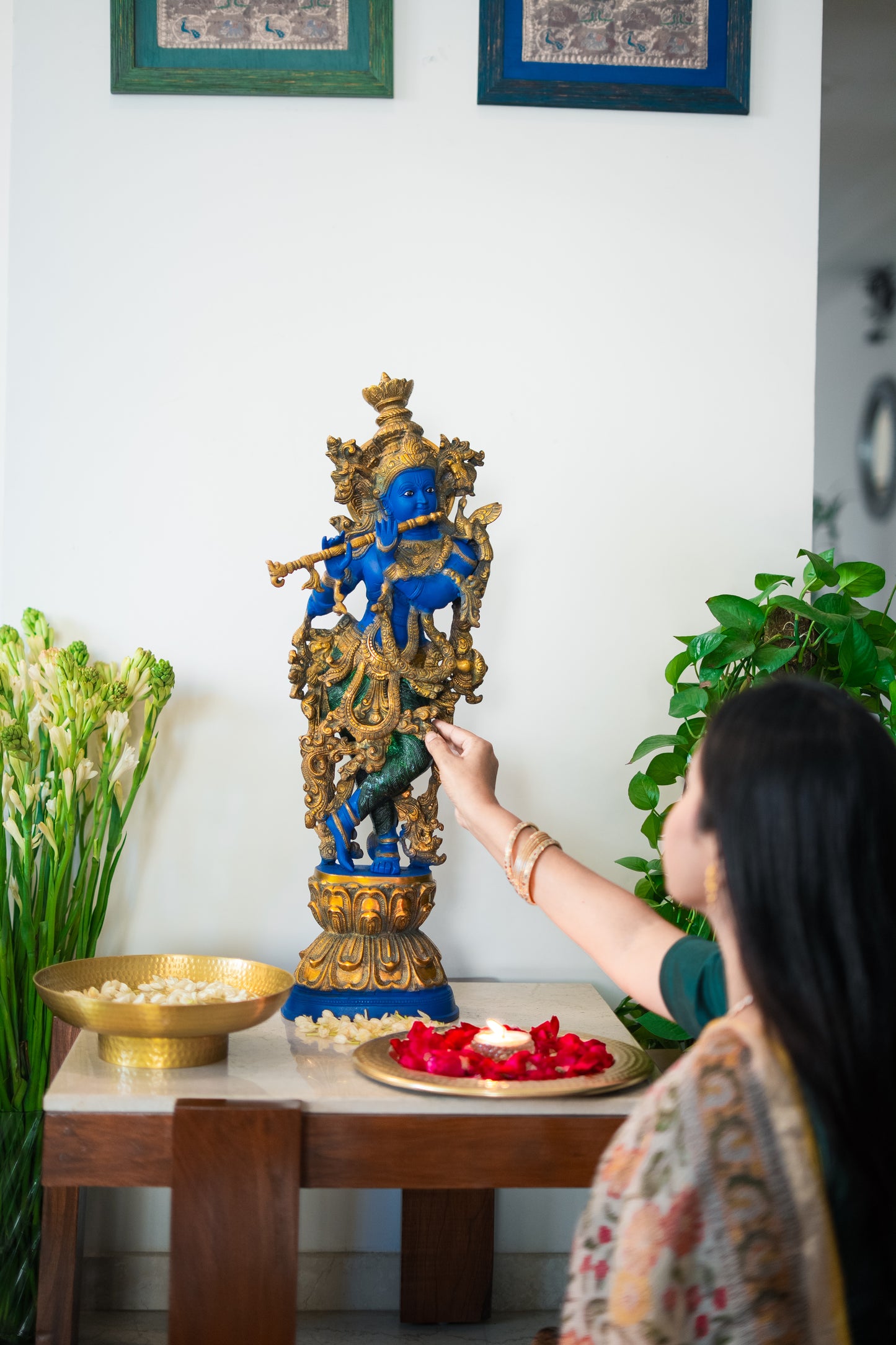 Brassaura™ Pure Brass Lord Krishna Playing Flute Idol – 29 Inch Height, 16 kg Weight | Handcrafted Statue with Natural Stones & Glossy Finish