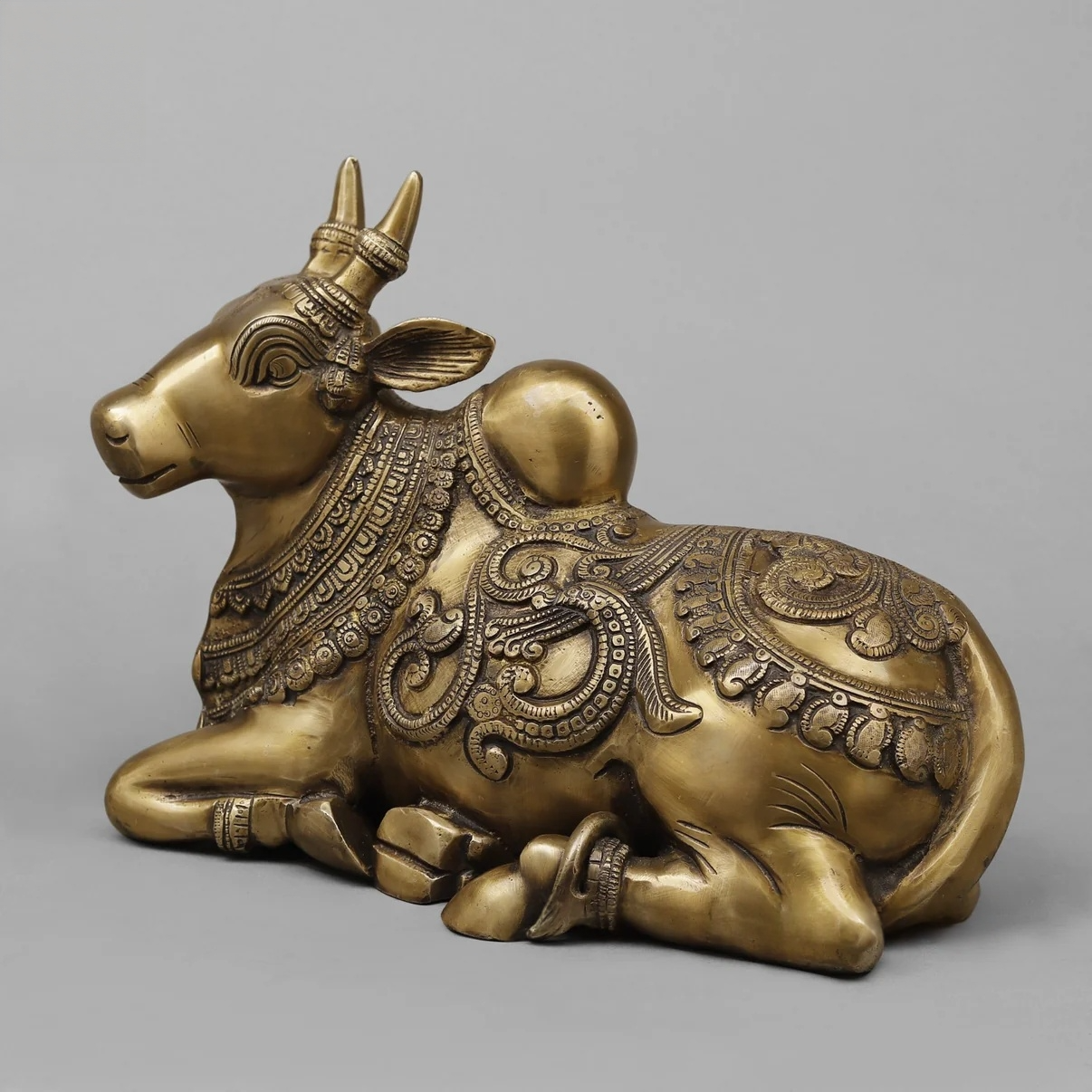 ब्रसाउरा® पवित्र कैलाश नंदी बैल पीतल की मूर्ति | मंदिर शैली शिव वाहन मूर्ति | ऊंचाई 10 इंच