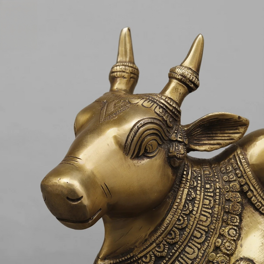 ब्रसाउरा® पवित्र कैलाश नंदी बैल पीतल की मूर्ति | मंदिर शैली शिव वाहन मूर्ति | ऊंचाई 10 इंच