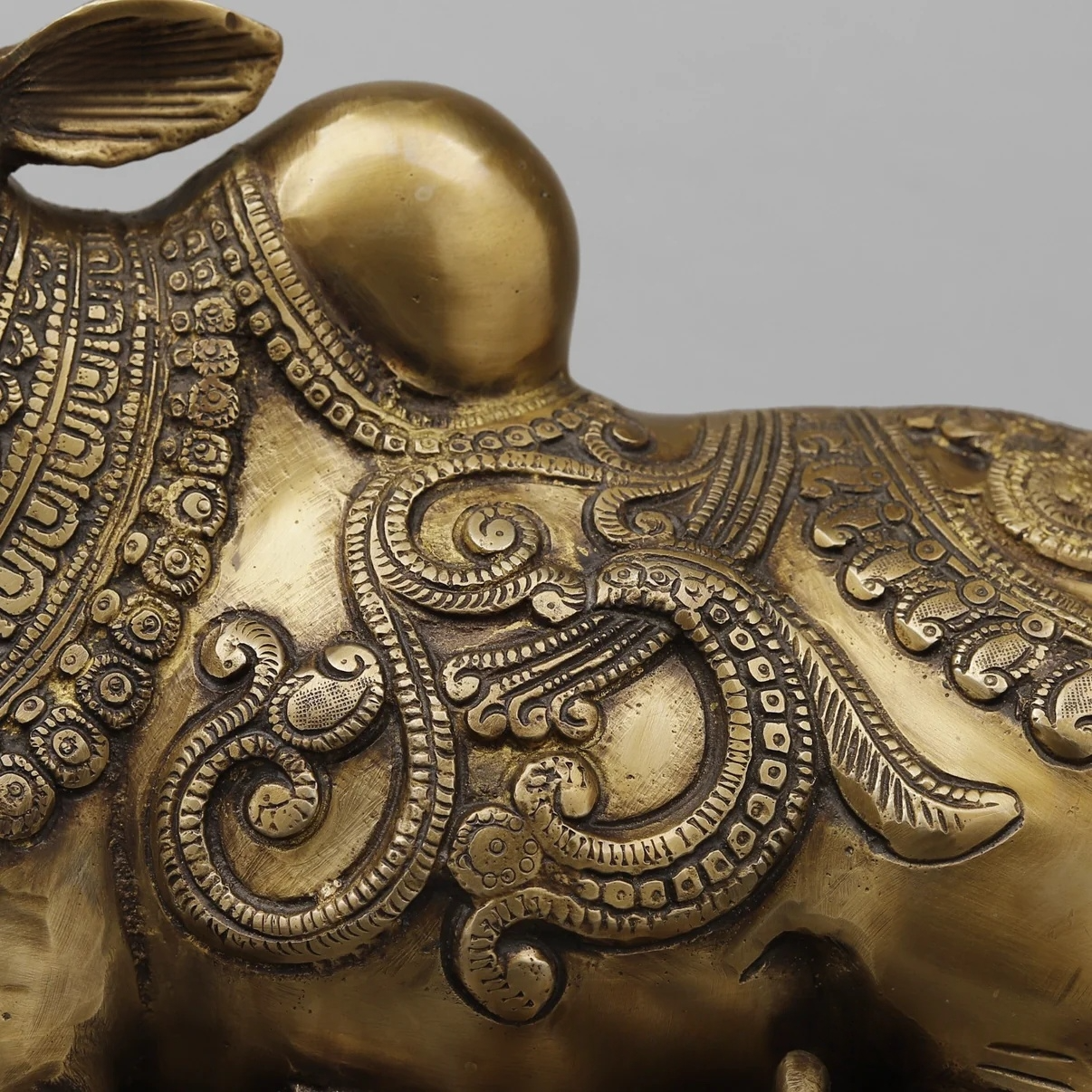 ब्रसाउरा® पवित्र कैलाश नंदी बैल पीतल की मूर्ति | मंदिर शैली शिव वाहन मूर्ति | ऊंचाई 10 इंच