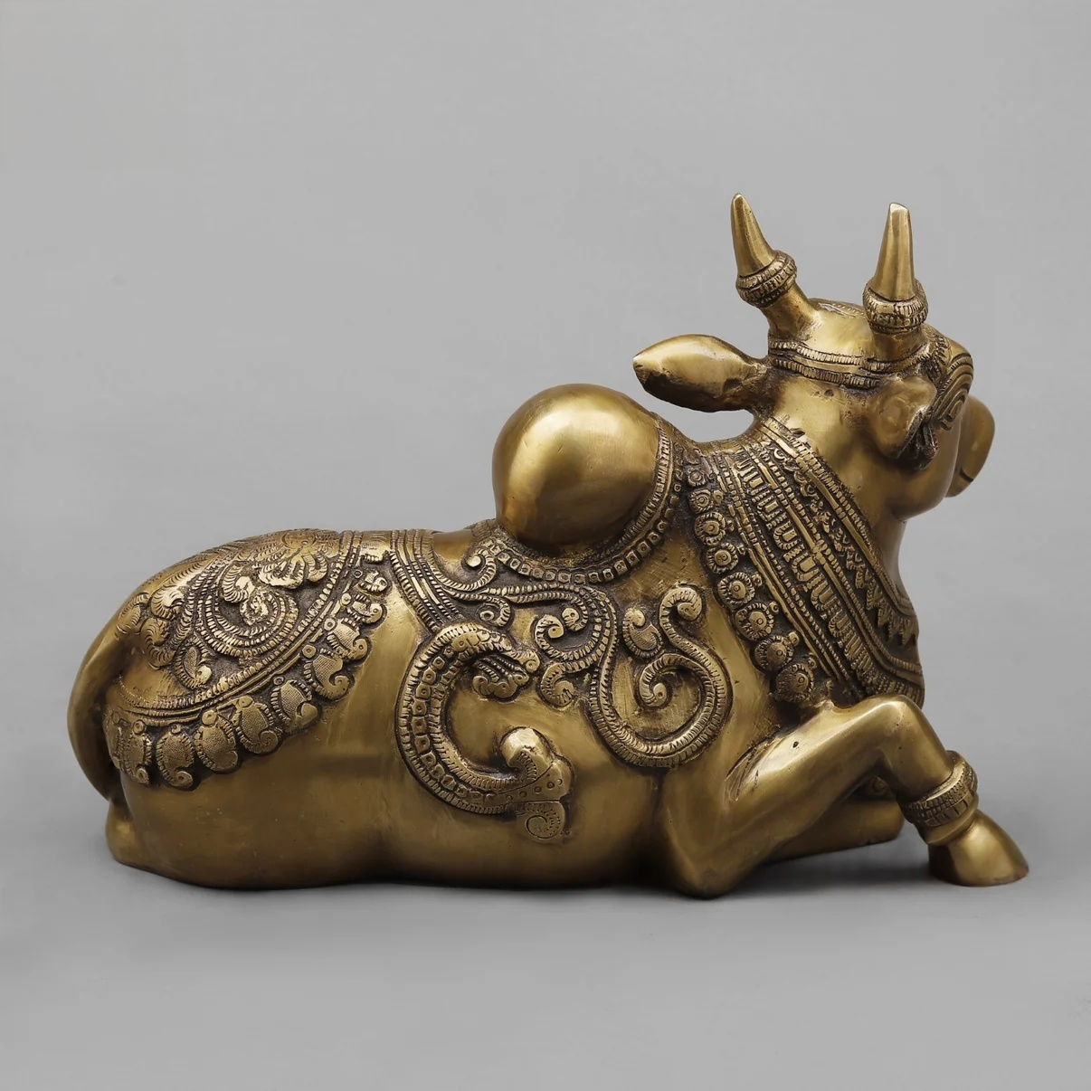ब्रसाउरा® पवित्र कैलाश नंदी बैल पीतल की मूर्ति | मंदिर शैली शिव वाहन मूर्ति | ऊंचाई 10 इंच
