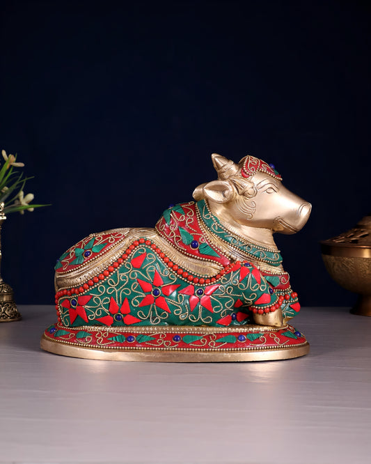 ब्रसौर™ हस्तनिर्मित पीतल की नंदी प्रतिमा जिसमें फूलों का पत्थर और वायरवर्क है - ऊँचाई 6" और वज़न 3.6 किलोग्राम