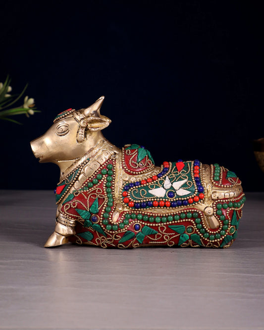 ब्रसौर™ पुष्प स्टोनवर्क के साथ छोटी पीतल नंदी प्रतिमा - ऊंचाई 4.5" और वजन 1.65 किलोग्राम