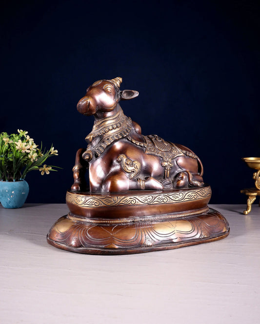 Brassaura™ शुद्ध पीतल नंदी/नंदिकेश्वर मूर्ति – ऊंचाई 10" व वजन 7.5 किग्रा | उत्कीर्ण आधार पर आसीन