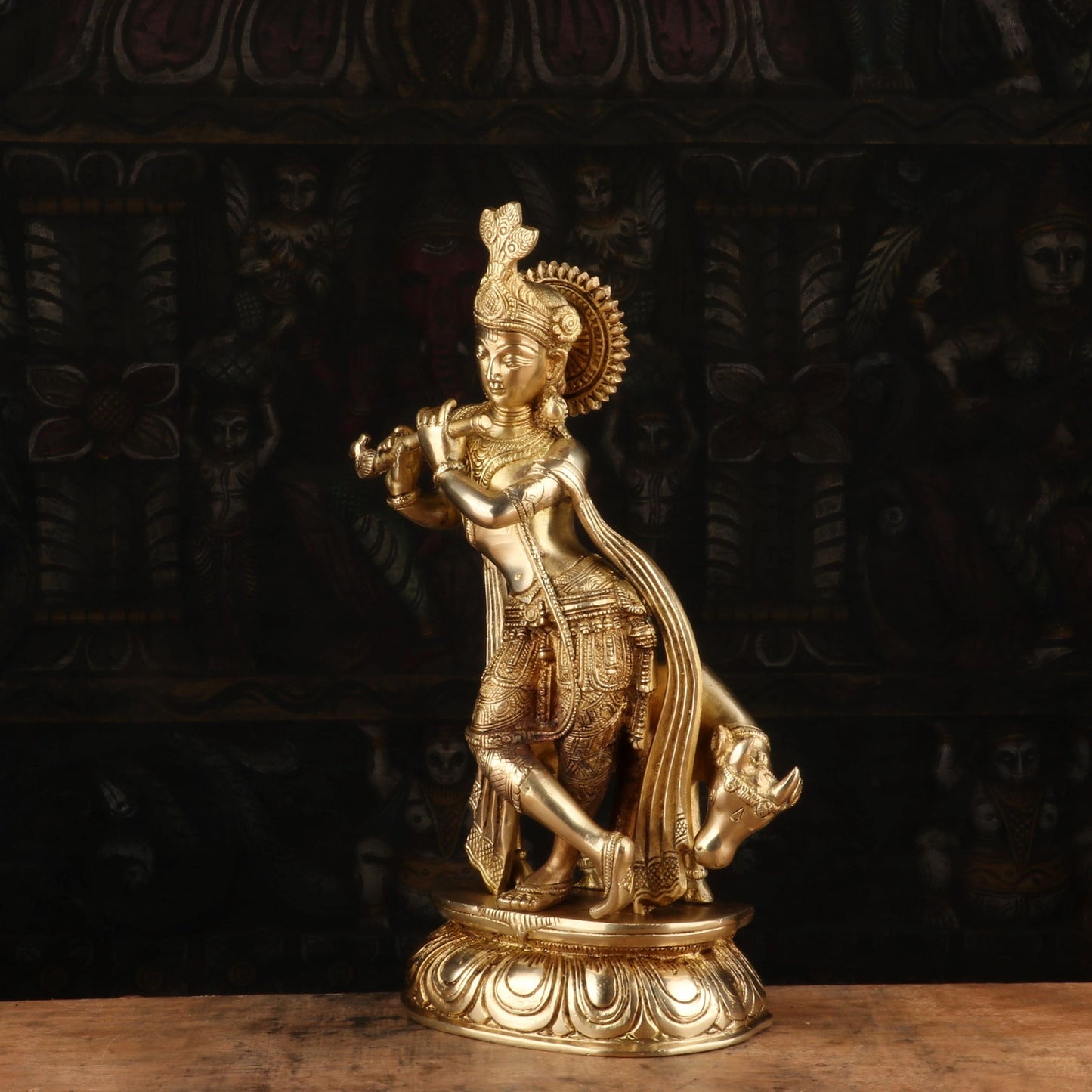पीतल रत्न जड़ित कामधेनु गाय और कृष्ण, वज़न 3.2 किलोग्राम और ऊंचाई 10 इंच
