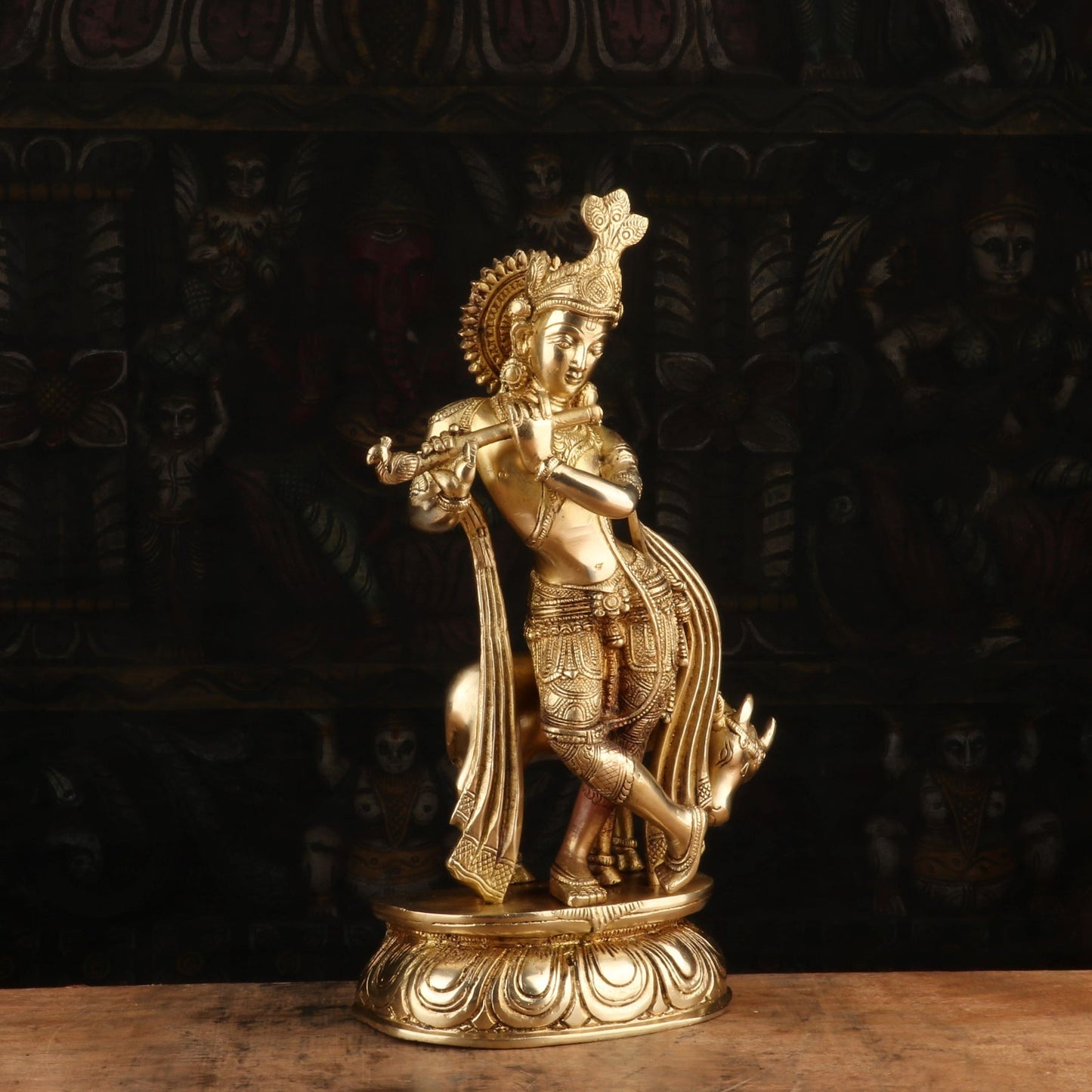 पीतल रत्न जड़ित कामधेनु गाय और कृष्ण, वज़न 3.2 किलोग्राम और ऊंचाई 10 इंच