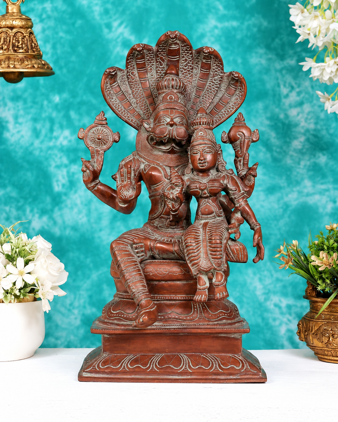 ब्रासोरा® वृंदावन वेणुगोपाल कृष्ण पीतल की प्रतिमा मोर के साथ | एंटीक नीला और सुनहरा रंग | ऊँचाई 20 इंच