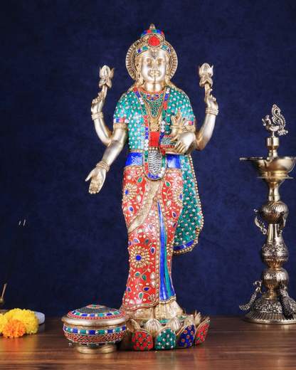 Brassaura™ भक्तिमय पीतल रत्न जड़ित लक्ष्मी मूर्ति - ऊँचाई 25 इंच और वज़न 17 किलोग्राम | आध्यात्मिक गृह मूर्ति
