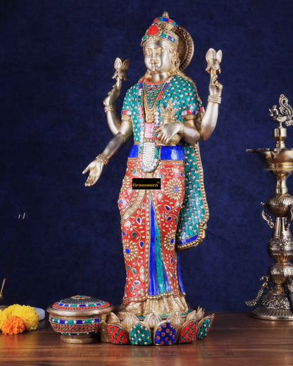 Brassaura™ भक्तिमय पीतल रत्न जड़ित लक्ष्मी मूर्ति - ऊँचाई 25 इंच और वज़न 17 किलोग्राम | आध्यात्मिक गृह मूर्ति
