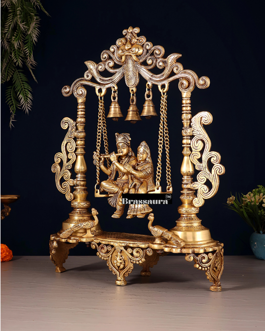 ब्रासौर™ राजसी ब्रास राधा कृष्ण झूला मूर्ति मोर के साथ – ऊँचाई 20 इंच और वज़न 7.5 किग्रा | एंटीक फिनिश भक्ति प्रतिमा