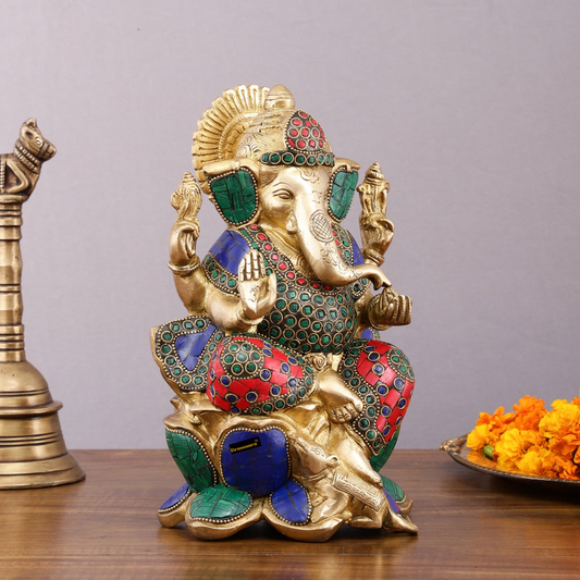 Brassaura® हस्तनिर्मित पीतल की गणेश प्रतिमा कमल पर - 10" ऊँचाई - मीनाकारी पत्थरों से सुसज्जित दिव्य सजावट